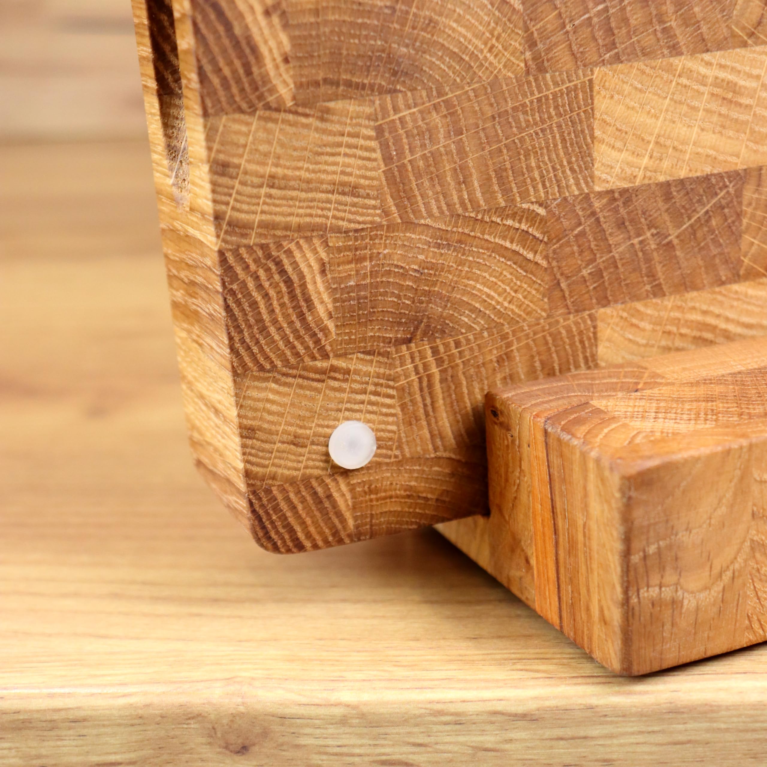 B4K® Schneidebrett mit Ständer aus Eiche Stirnholz 35 × 25 × 4 cm – Massiver Hackblock | Antibakterielles Hirnholzbrett mit Griffen & Silikonfüßen | Perfekt für Küche, Fleisch & BBQ