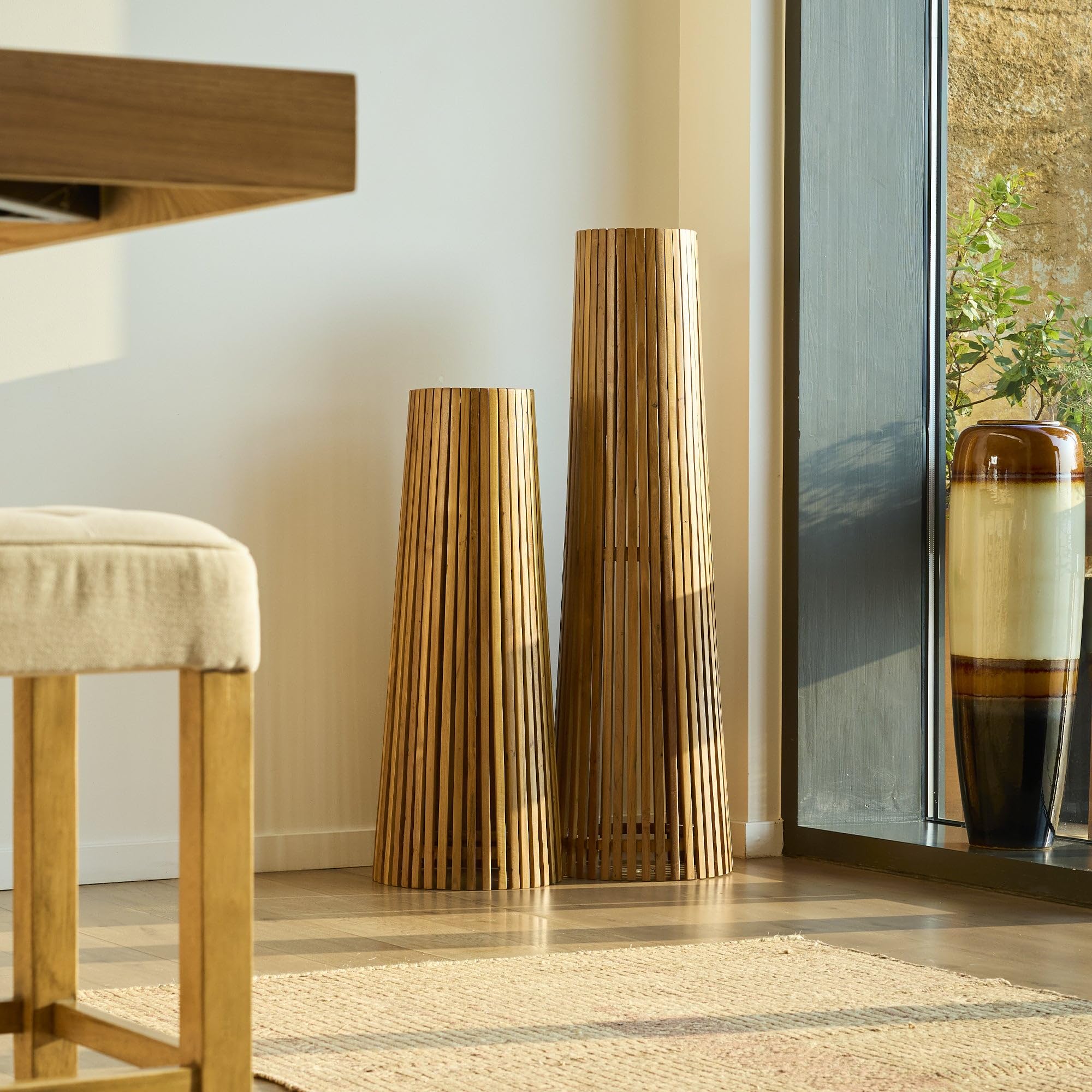Lumisky - Lámpara de pie solar para exteriores tecka SMALL de madera teca con módulo LED blanco cálido y mando a distancia (90 cm)