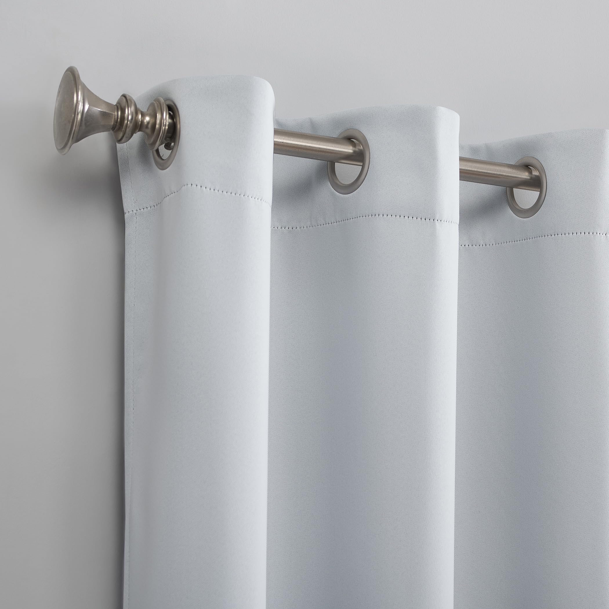 SUN ZERO - DRAPERIES NOIR OUT 4 PANNEAUX (2 PAIRES) NEUF EN PKG. 40 x 63 SUN ZERO - DRAPERIES NOIR OUT 4 PANNEAUX (2 PAIRES) NEUF EN PKG. 40 x 63