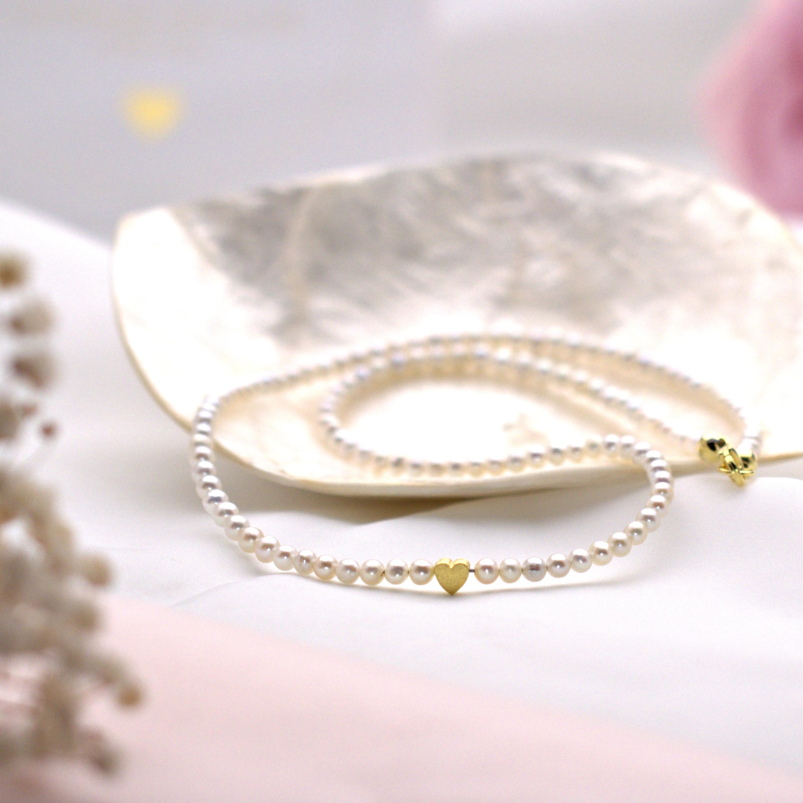KARYSMA Zarte Perlenkette aus echten Süßwasser-Perlen mit kleinem Herz, Silber oder gold, schönes Geschenk für Frauen und Mädchen