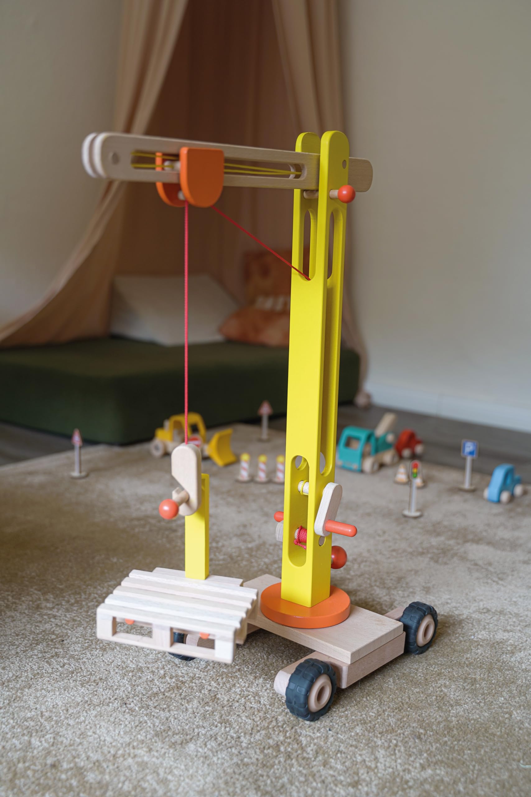 goki Drehkran aus Holz - 64 cm, 360° schwenkbar, mit Gummibereifung und Zubehör - Robustes Material, leichtgängige Kurbeln, inklusive Holzpalette und Palettengabel, sicher für Kinder ab 3 Jahren
