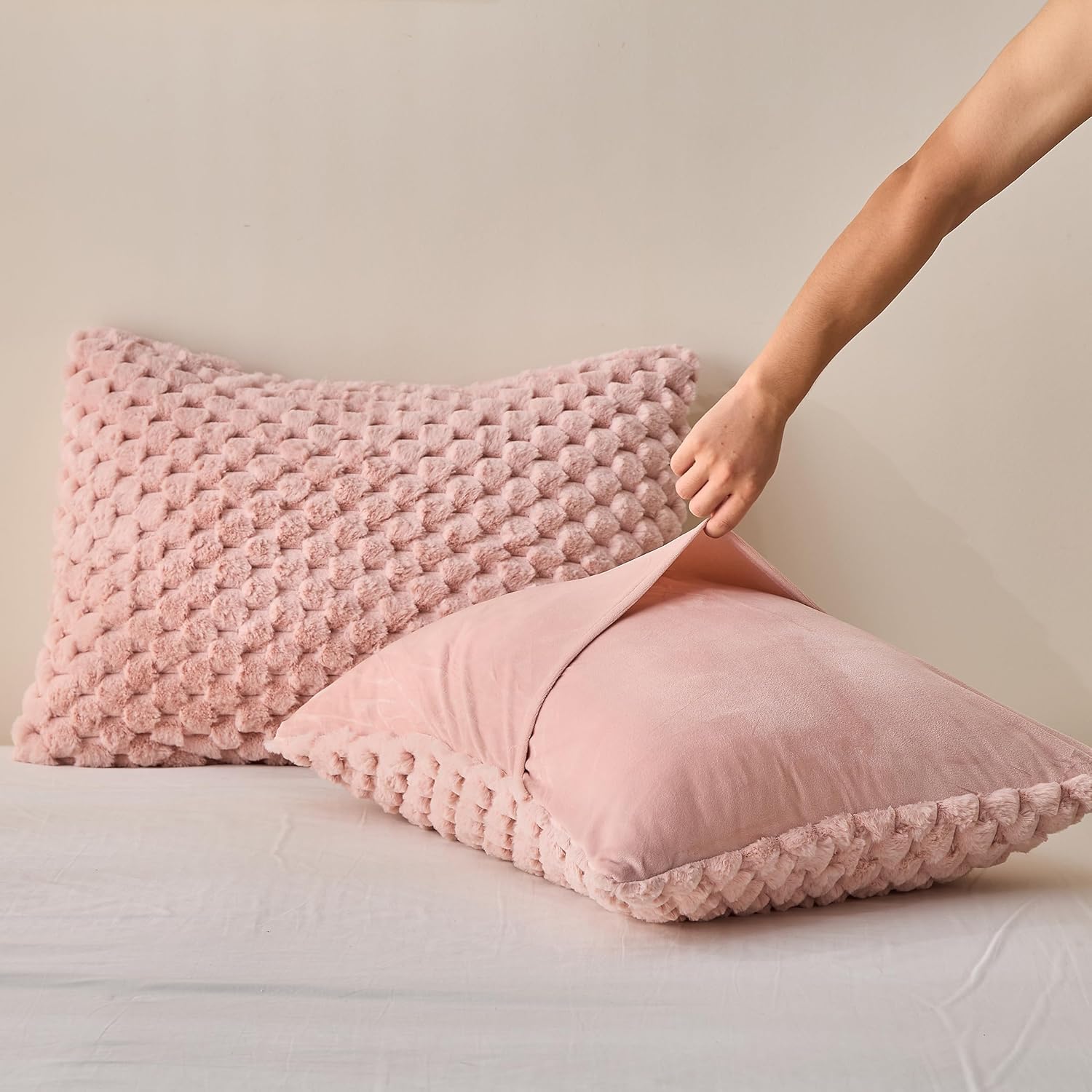 Simple&Opulence Fluffy Faux Fur Comforter Set, Plush Fuzzy Minky Bedding Set, 3 Pieces Warm Soft Comforter Bedding Set for Winter - 1 Shaggy Comforter with 2 Pillow Shams(Queen, Grid - Pink)