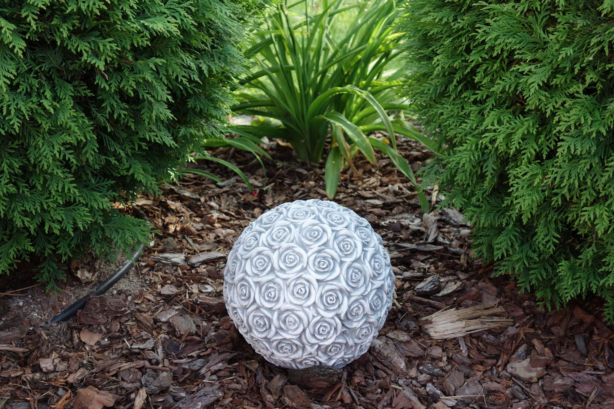 Boule décorative de décoration de Jardin en Pierre/béton - Les Roses sont Rouges