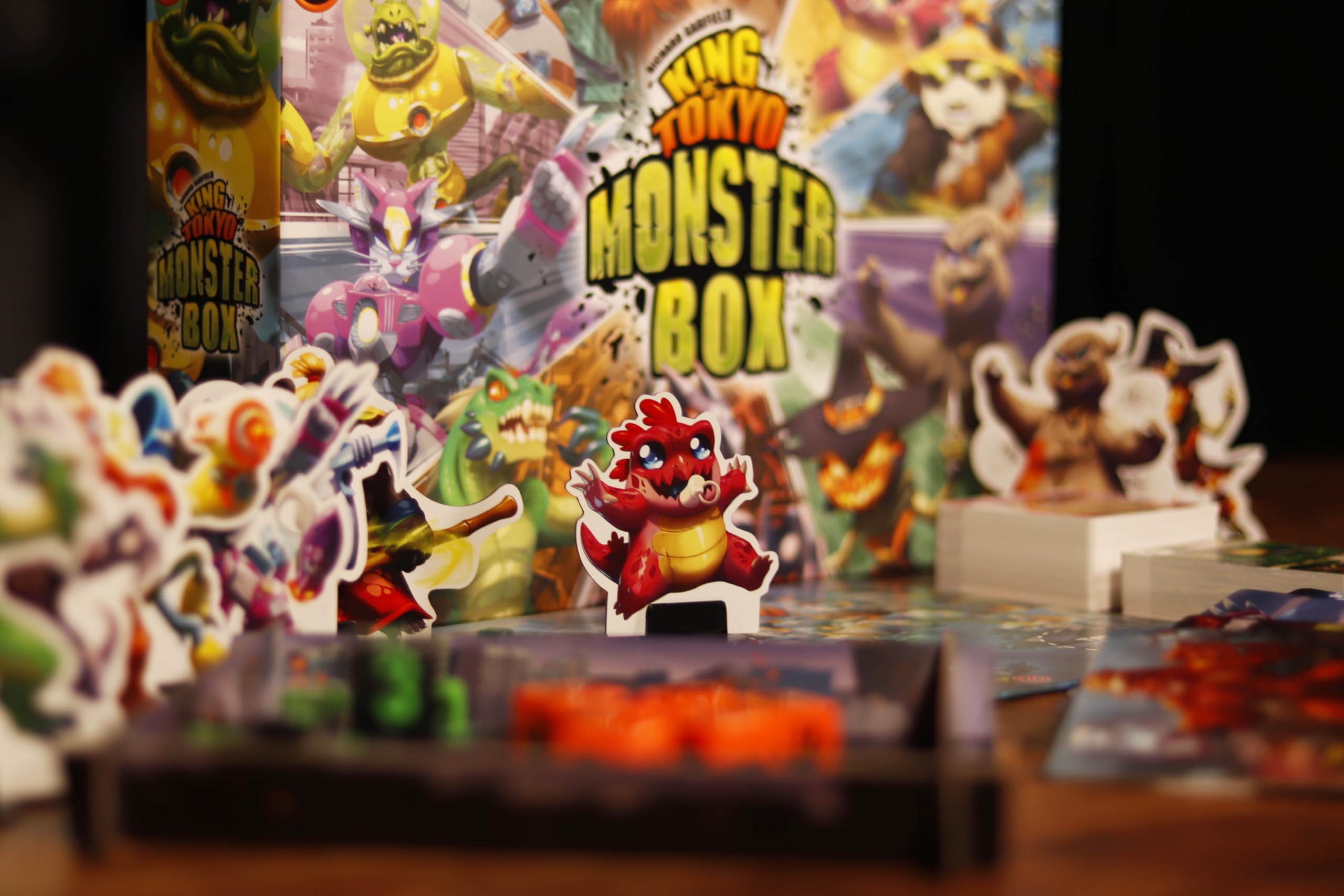 IELLO King of Tokyo Monster Box – Jeu de Société Édition Complète – Jeu de Base + Extensions Power Up et Halloween – Dès 8 Ans – 2 à 6 Joueurs