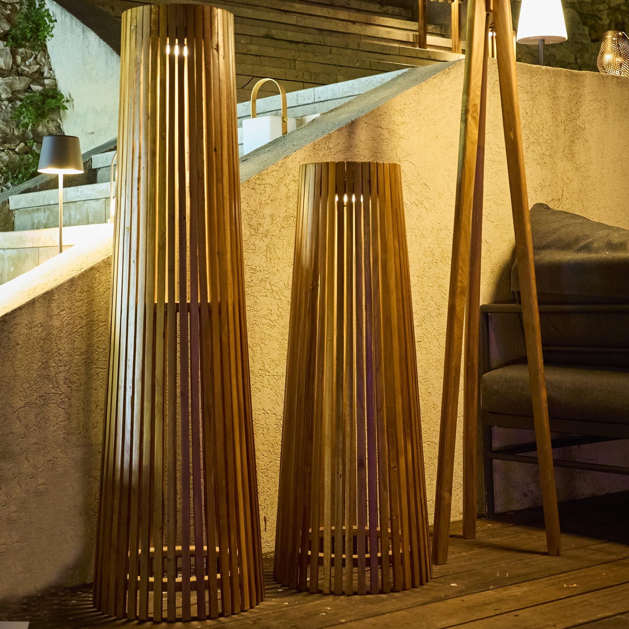 Lumisky - Lámpara de pie solar para exteriores tecka tall de madera teca con módulo LED blanco cálido y mando a distancia (120 cm)