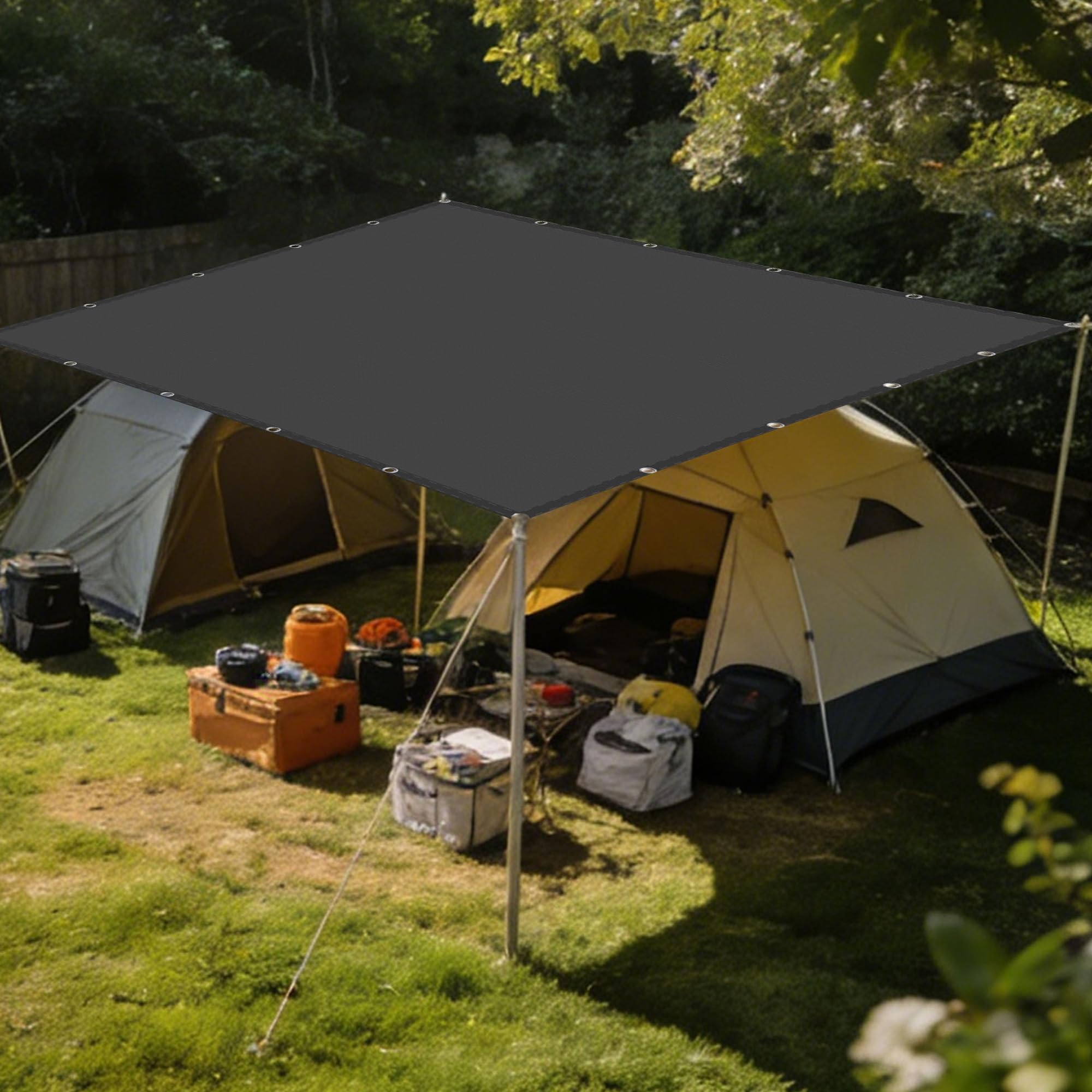 Voile solaire gris pour patio moderne et repas sur la terrasse ombragée