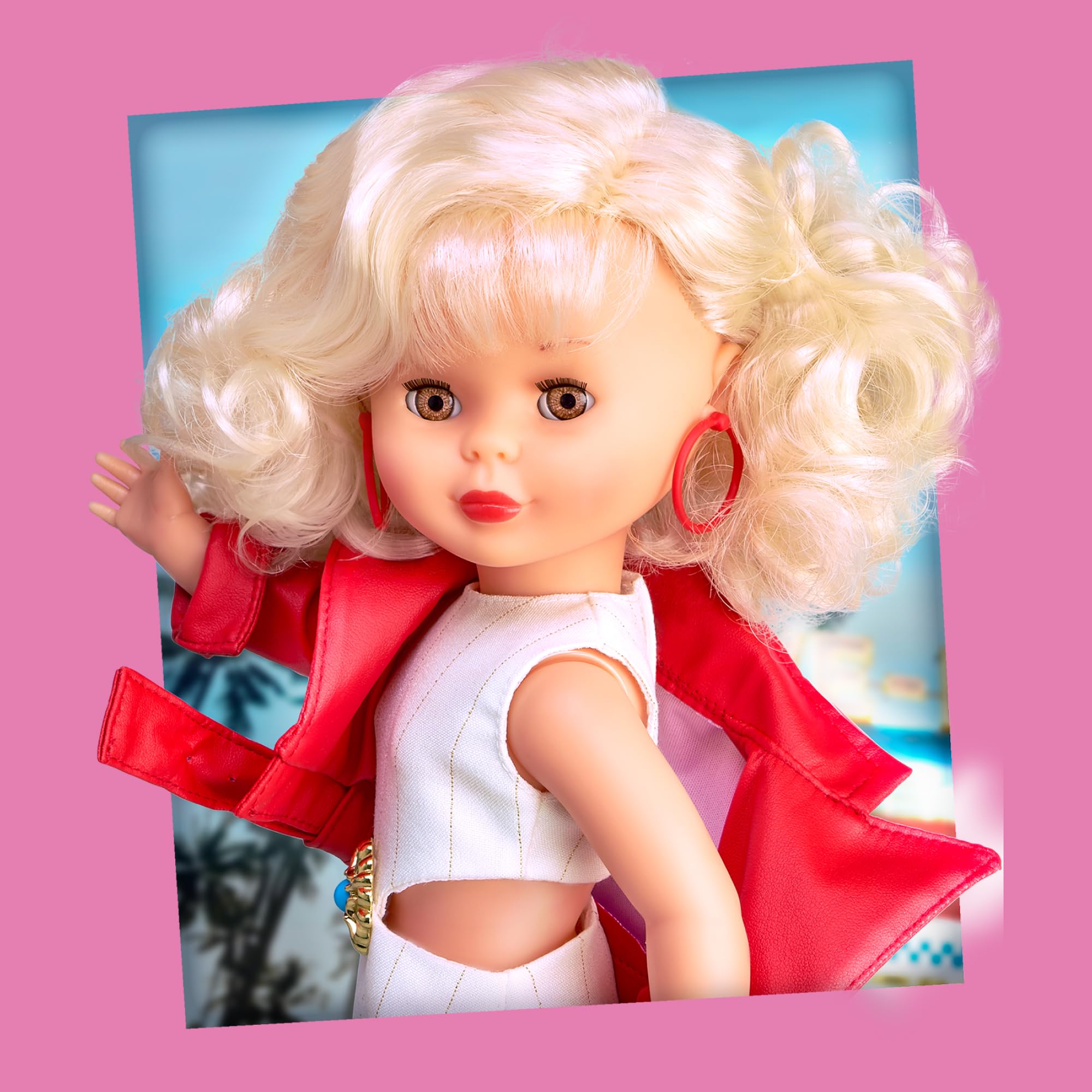 Nancy Colección Evasión, Muñeca Reedición de Principios de los 2000 con Vestido Blanco, Bombonera, Cazadoras y Zapatos Rojos, Muñeca para Coleccionistas con Certificado Oficial, Famosa (NAL20000)
