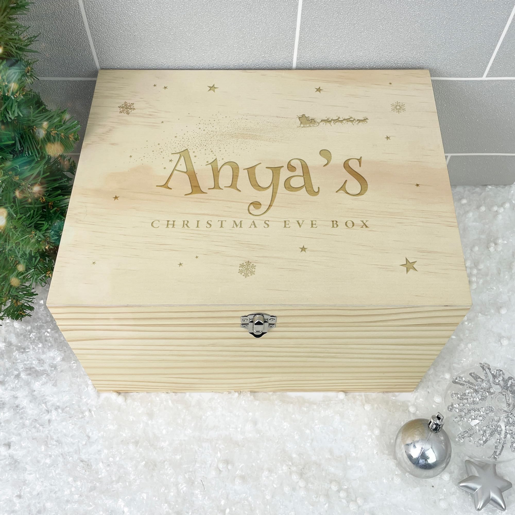 Caja personalizada de Santa Leigh para Nochebuena | Nombre personalizado | Caja de madera de pino con bisagras de metal y cierre | Regalo de Nochebuena | 30 cm de ancho x
