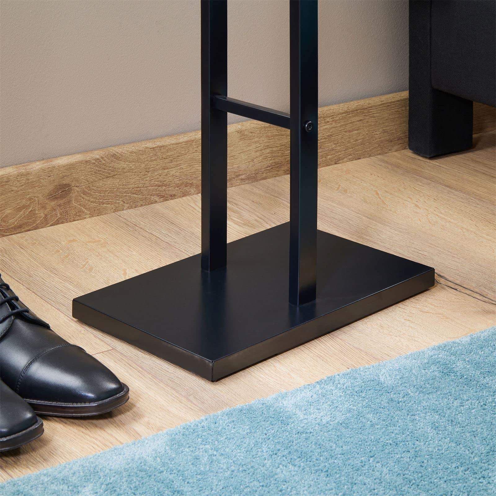 IDIMEX Herrendiener Scott aus Metall in schwarz lackiert, eleganter Stummer Diener mit Hosenbügel, schöner Damendiener mit Kleiderbügel