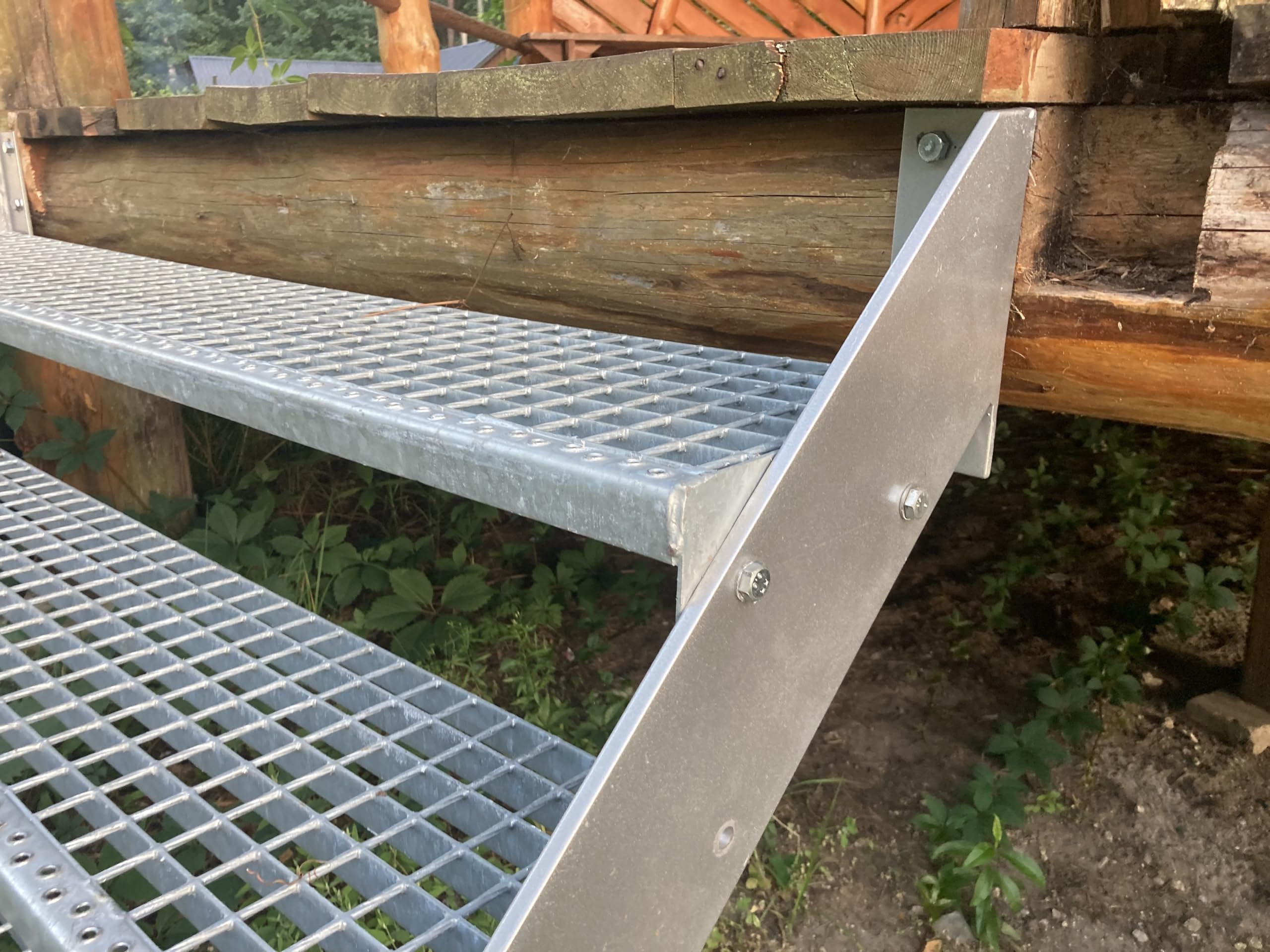 Metallstufe 600x240 mm | 30x2 mm | Maschenweite 34x38 | verzinkt Gitterroststufen Treppenstufen Metall Stufe