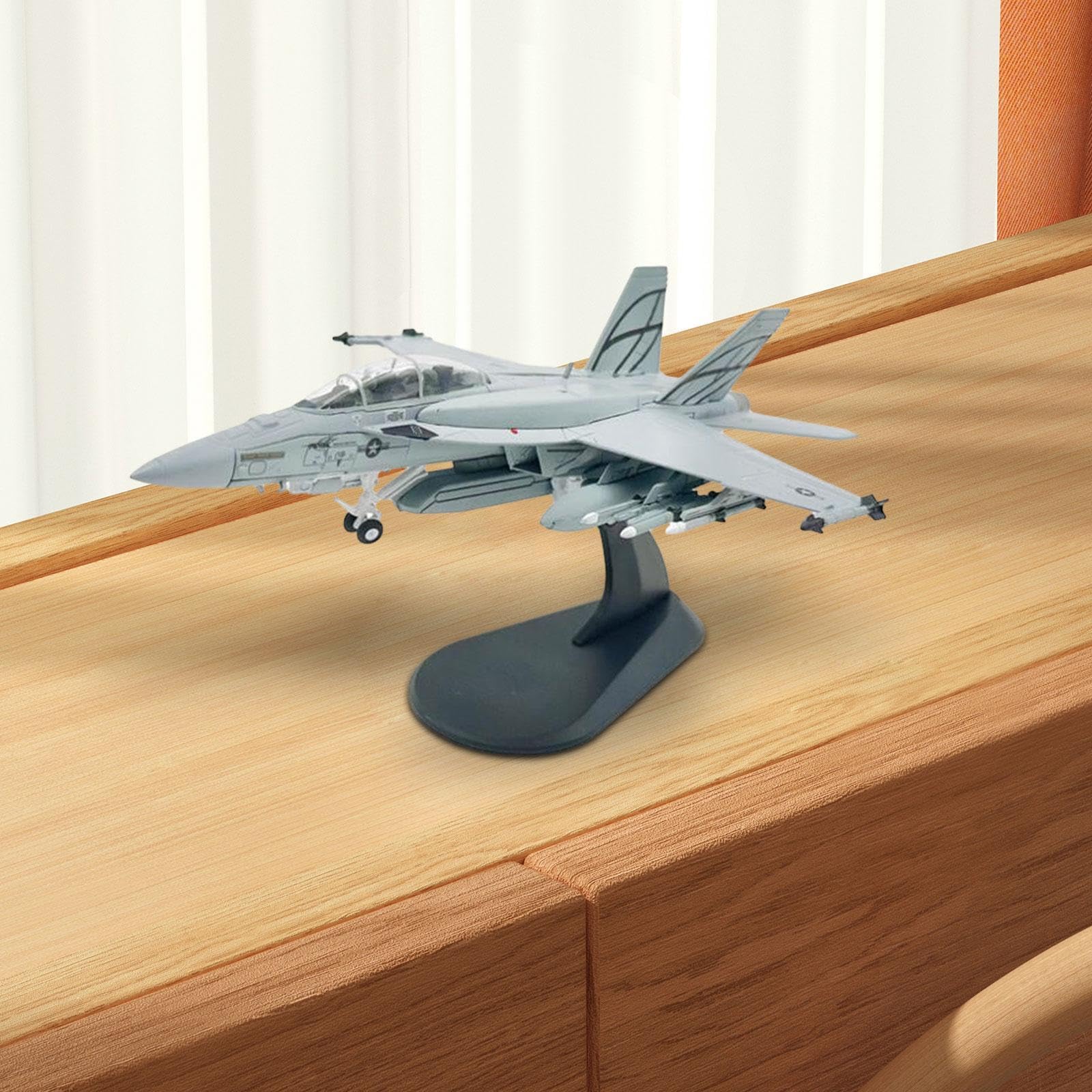 Model samolotu w skali 1/100 dla entuzjastów lotnictwa, długość 18,1 cm