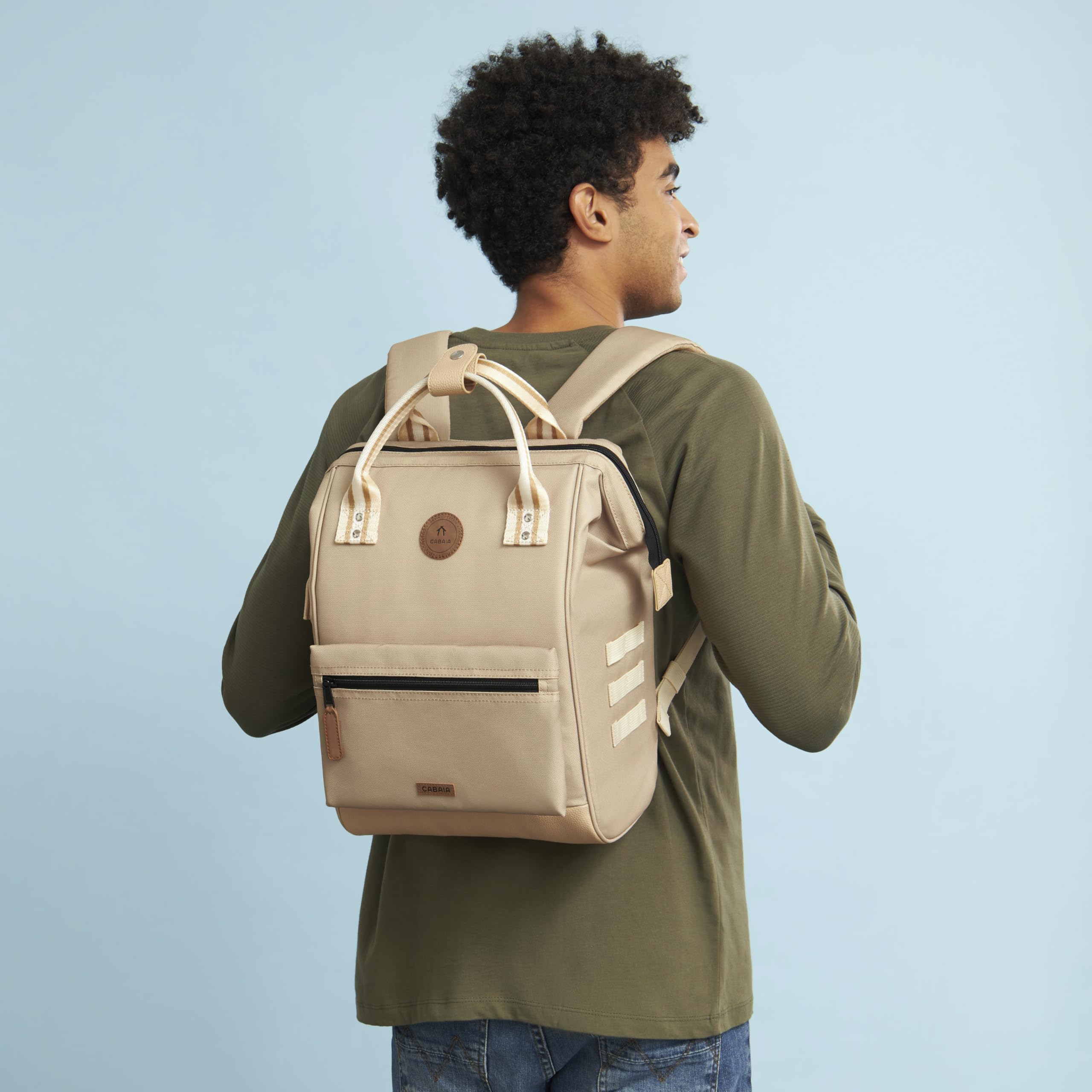 Cabaïa - Zaino Adventurer Lobito - Medium 18L - Idrorepellente - scomparto per PC fino a 13″ - 2 tasche intercambiabili - Vegan certificato - Zaino da viaggio, lavoro e scuola - Beige