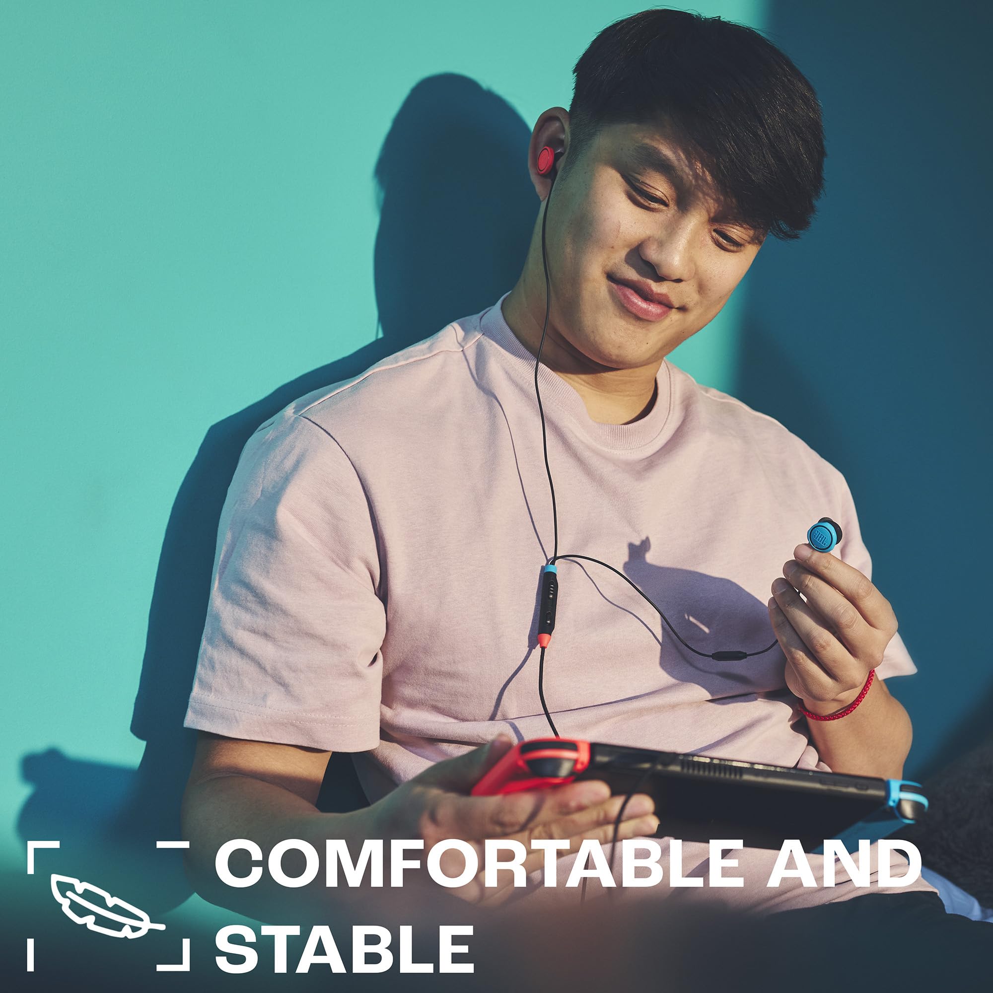 JBL Quantum 50N, écouteurs gaming intra-auriculaires filaires, son QuantumSURROUND, comptabilité multiplateformes, micro avec focalisation sur la voix, technologie Twistlock Comfort, en rouge et bleu