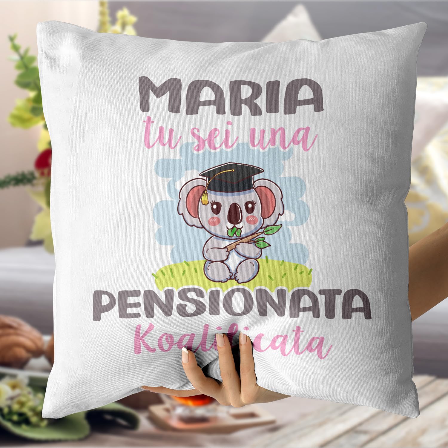 Mugffins Cuscino PERSONALIZZABILE PENSIONATA donna - In italiano - Koalificati Personalizzati - Idee Regali Divertenti Laurea Compleanno - Rivestimento e Imbottitura (40x40 cm). Tatto Cotone