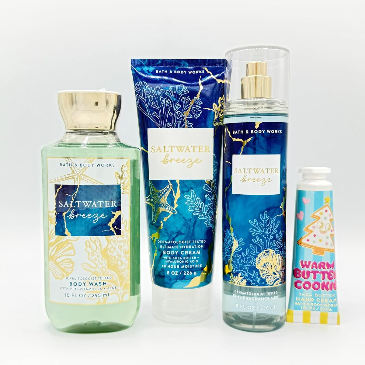 Juego de regalo de 4 piezas Saltwater Breeze | Incluye: gel de baño, crema corporal de máxima hidratación, niebla de fragancia fina y crema de manos tibia con galleta de mantequilla