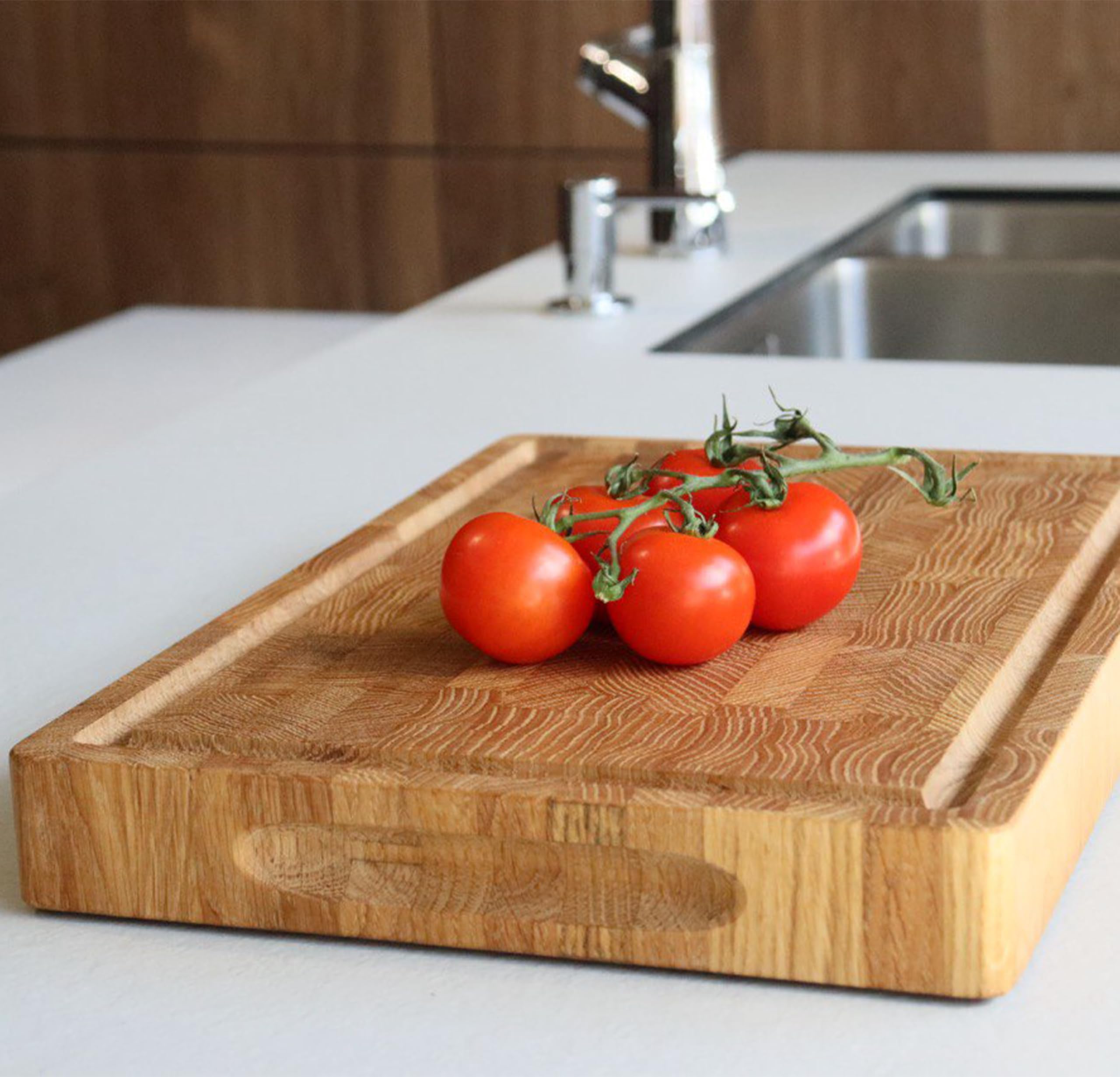 B4K® Tabla de cortar con soporte de madera de roble de 35 × 25 × 4 cm – Bloque de madera maciza | Tabla de madera de cerdo antibacteriana con asas, surco y pies de silicona | Perfecto para cocina