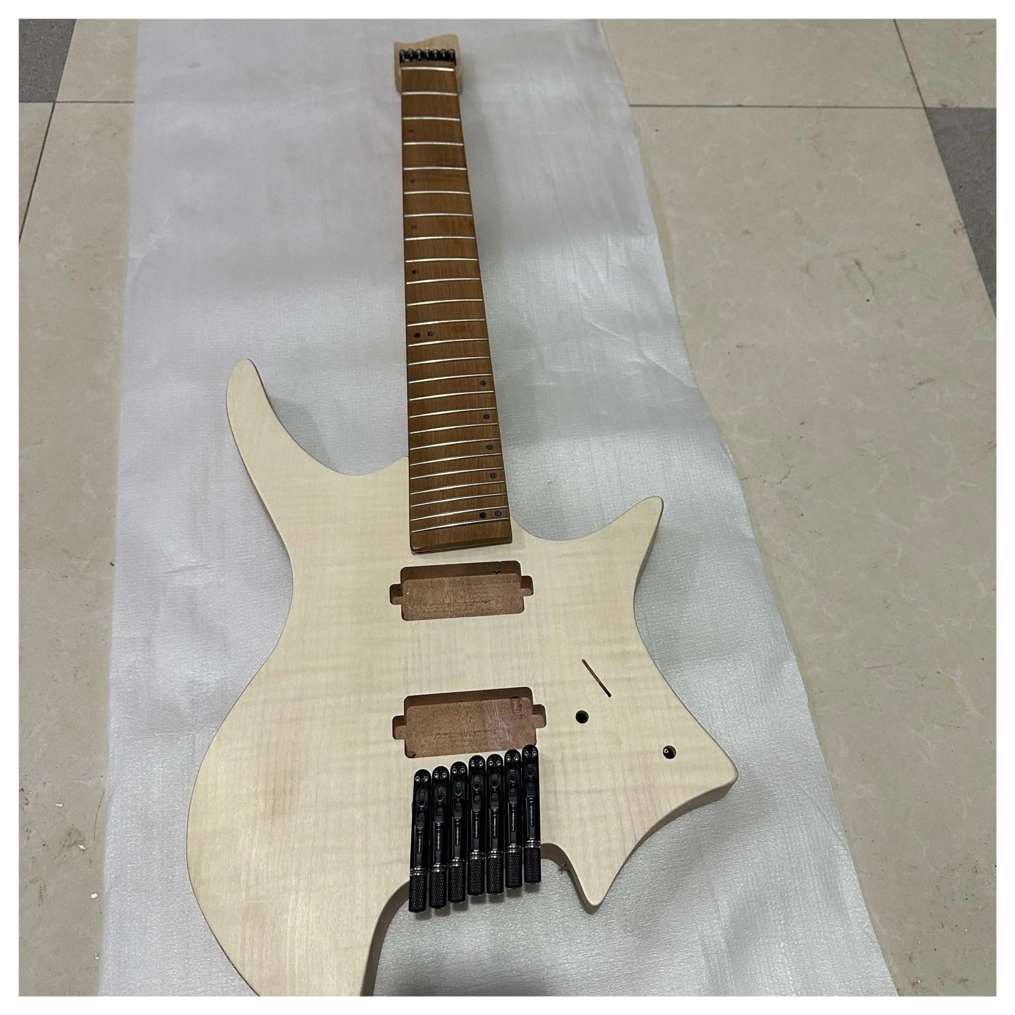 Kit de guitare électrique sans tête à 7 cordes, corps et manche en acajou, manche en érable rôti, touche en érable avec pont et écrou supérieur