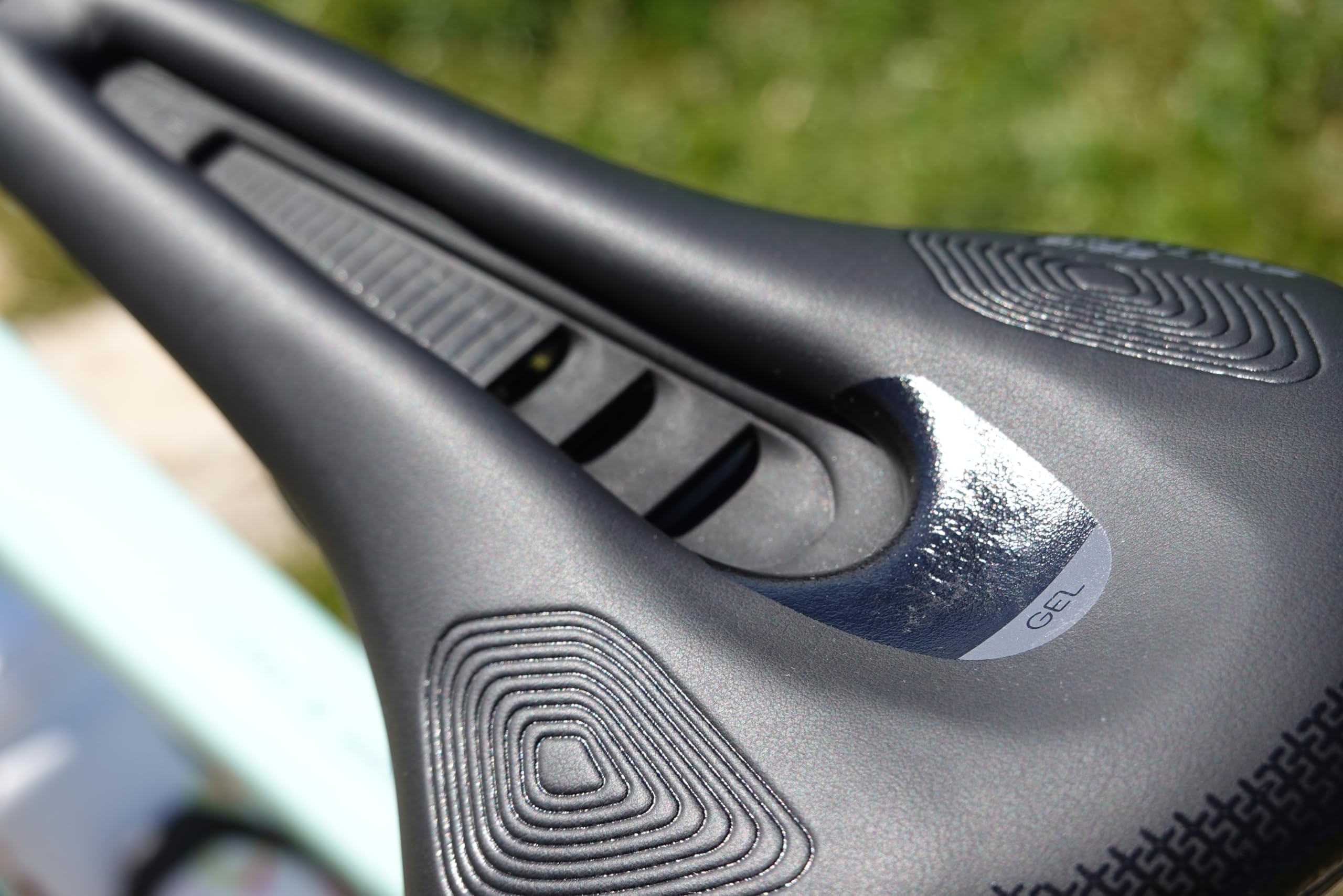 Selle San Marco SHORTFIT 2.0 Shield Supercomfort Racing - Sella Bicicletta Gravel e Bikepacking con Parafango Integrato, Foro Anatomico e Gel Extra, Telaio Resistente in Acciaio