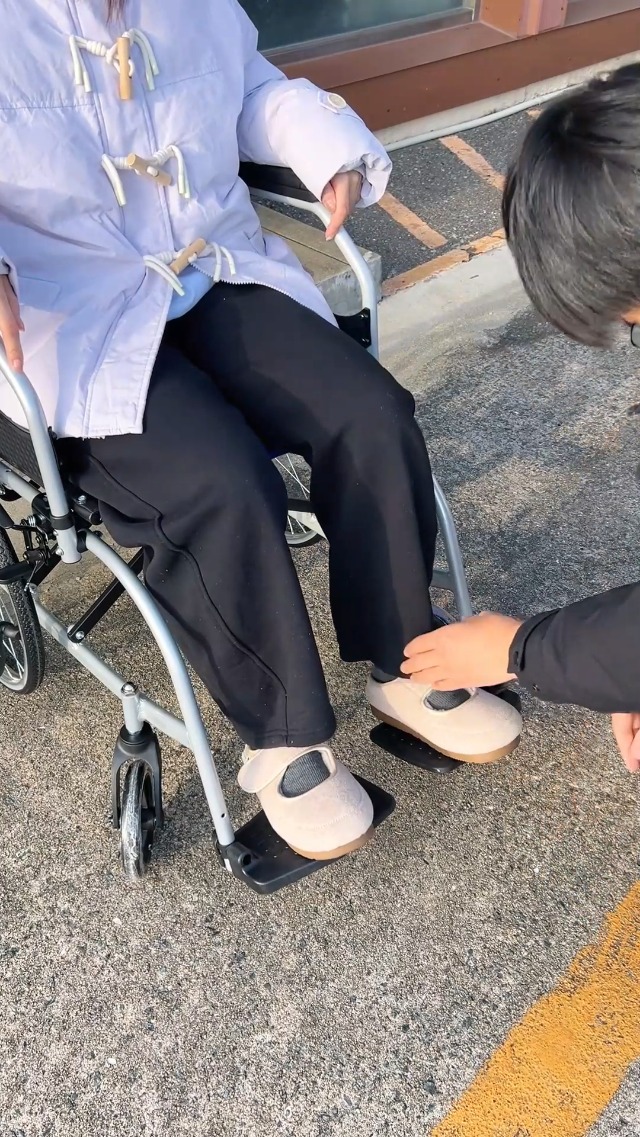 Amazon | Kaitou 車椅子 軽量 折りたたみ アルミ製 介助ブレーキ付き