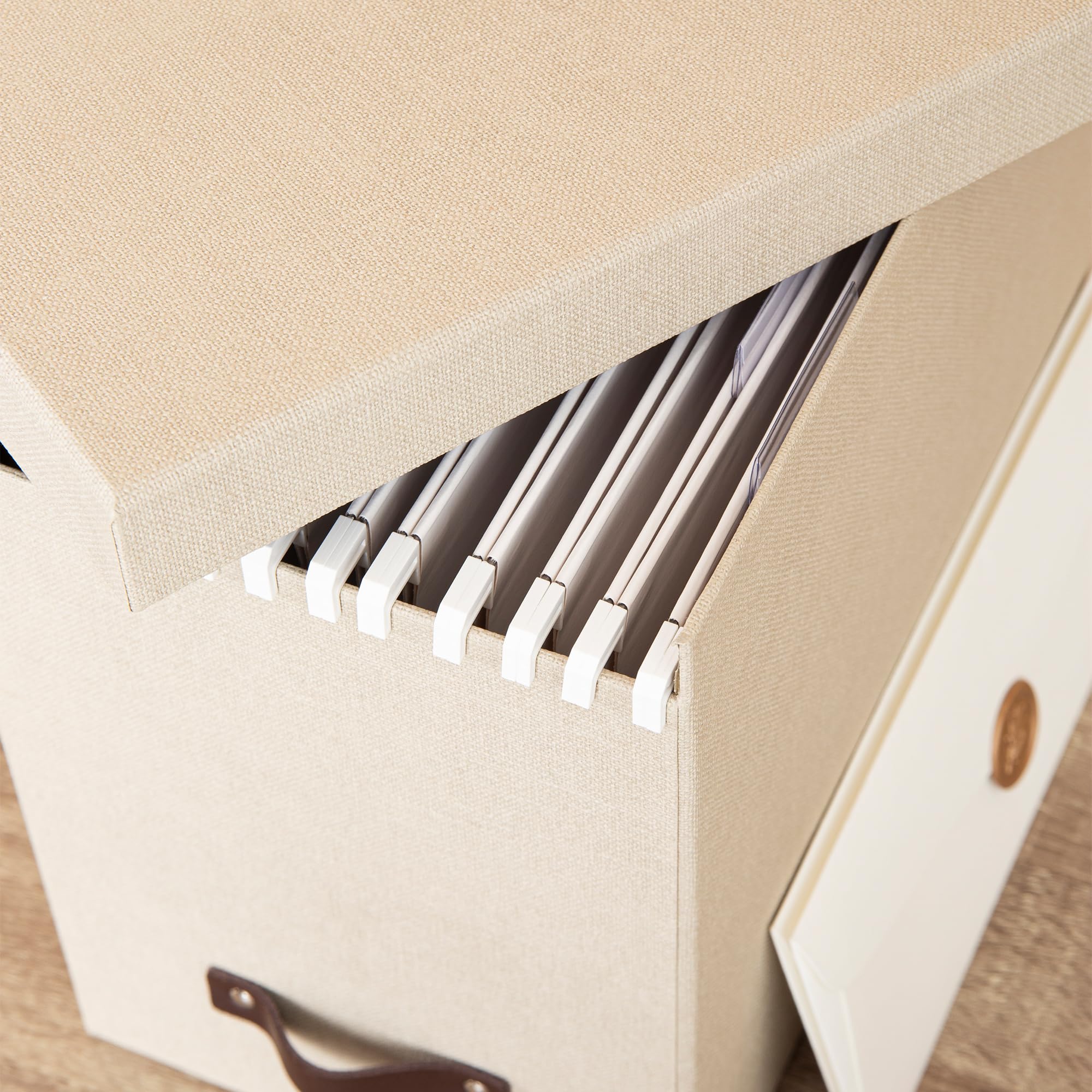 Bigso Box of Sweden Caja archivadora con tapa – Elegante organizador de documentos con 8 carpetas colgantes – Caja clasificadora de tablero de fibras y papel con elegante aspecto de lino – beige