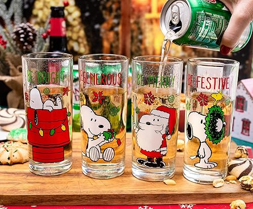 Miniatura 6 de Silver Buffalo Peanuts Snoopy Holiday Fun - Juego de 4 vasos de cerveza para licor bebidas de pub cada uno tiene capacidad para 16 onzas