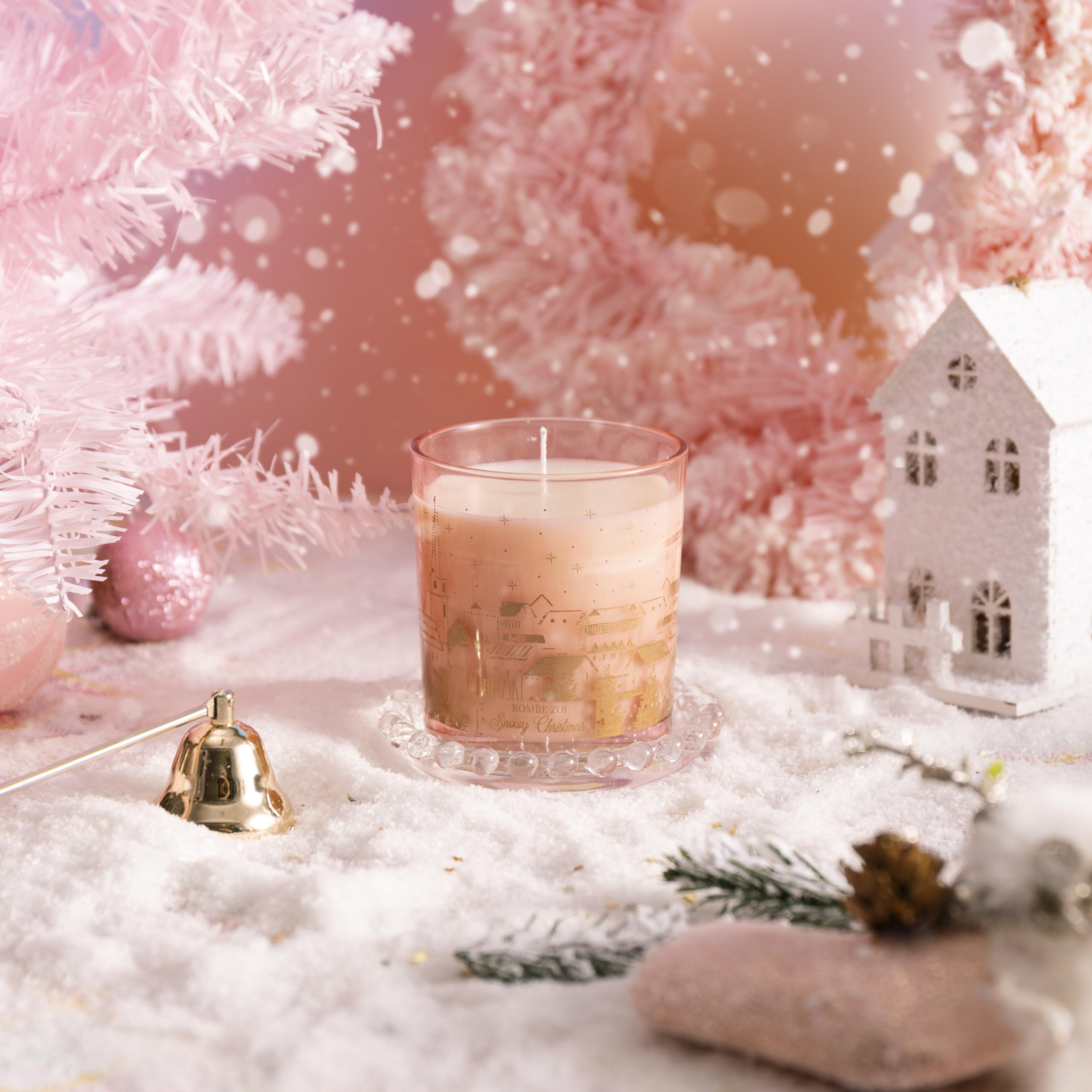 ROMIIE ZOI Vela perfumada de Navidad – Vela de cera de soja de 6 onzas, Navidad nevada, infundida con aroma navideño nevado, caja de regalo rosa y dorada empaquetada para regalo de Navidad