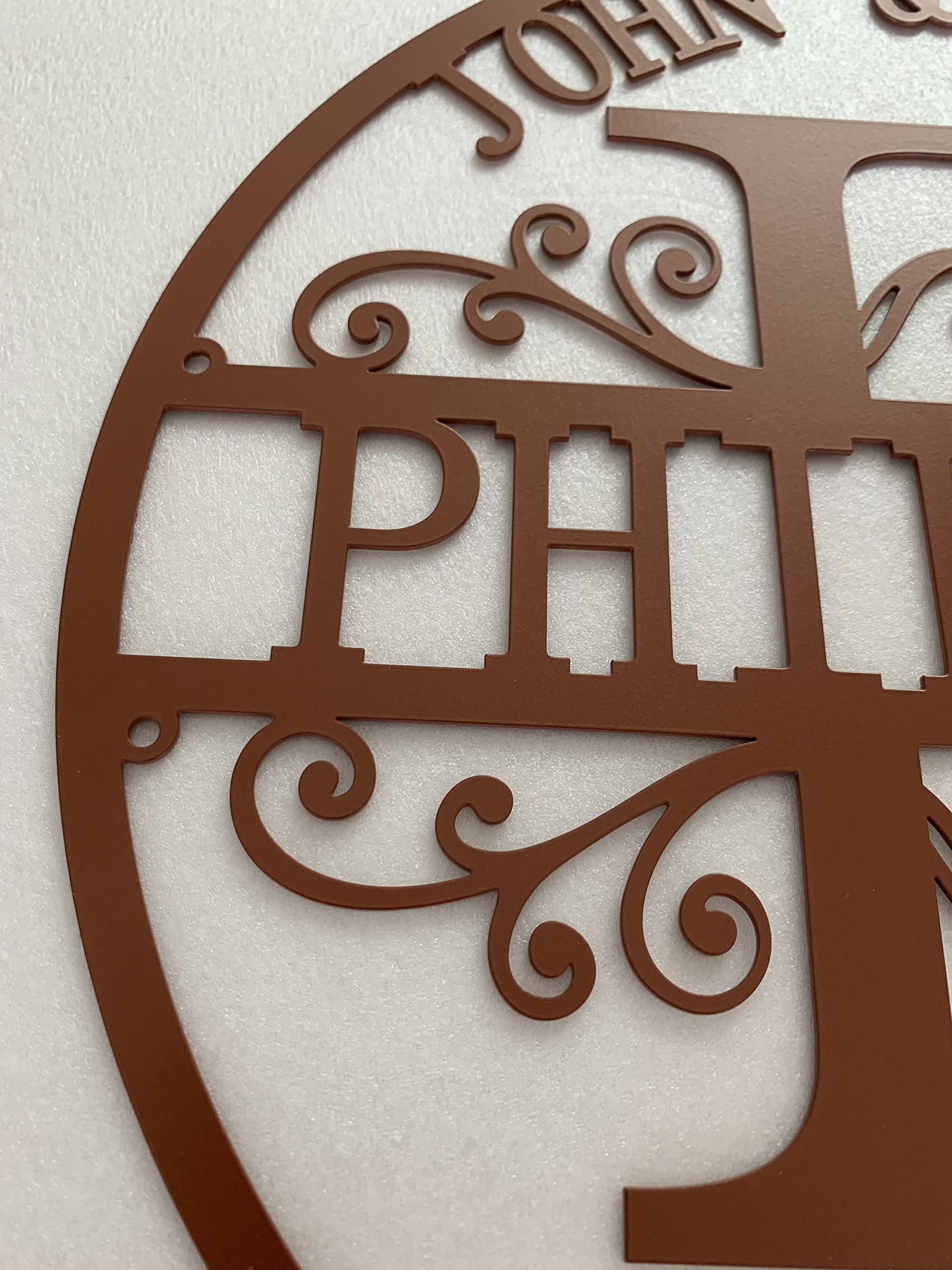 FranJohnsonHouse Personalisiertes Familienschild aus Metall mit Monogramm | Rundes Namensschild in Kupferoptik mit Familiennamen, Vornamen und Jahr, als Geschenk für Hochzeit oder Einzug