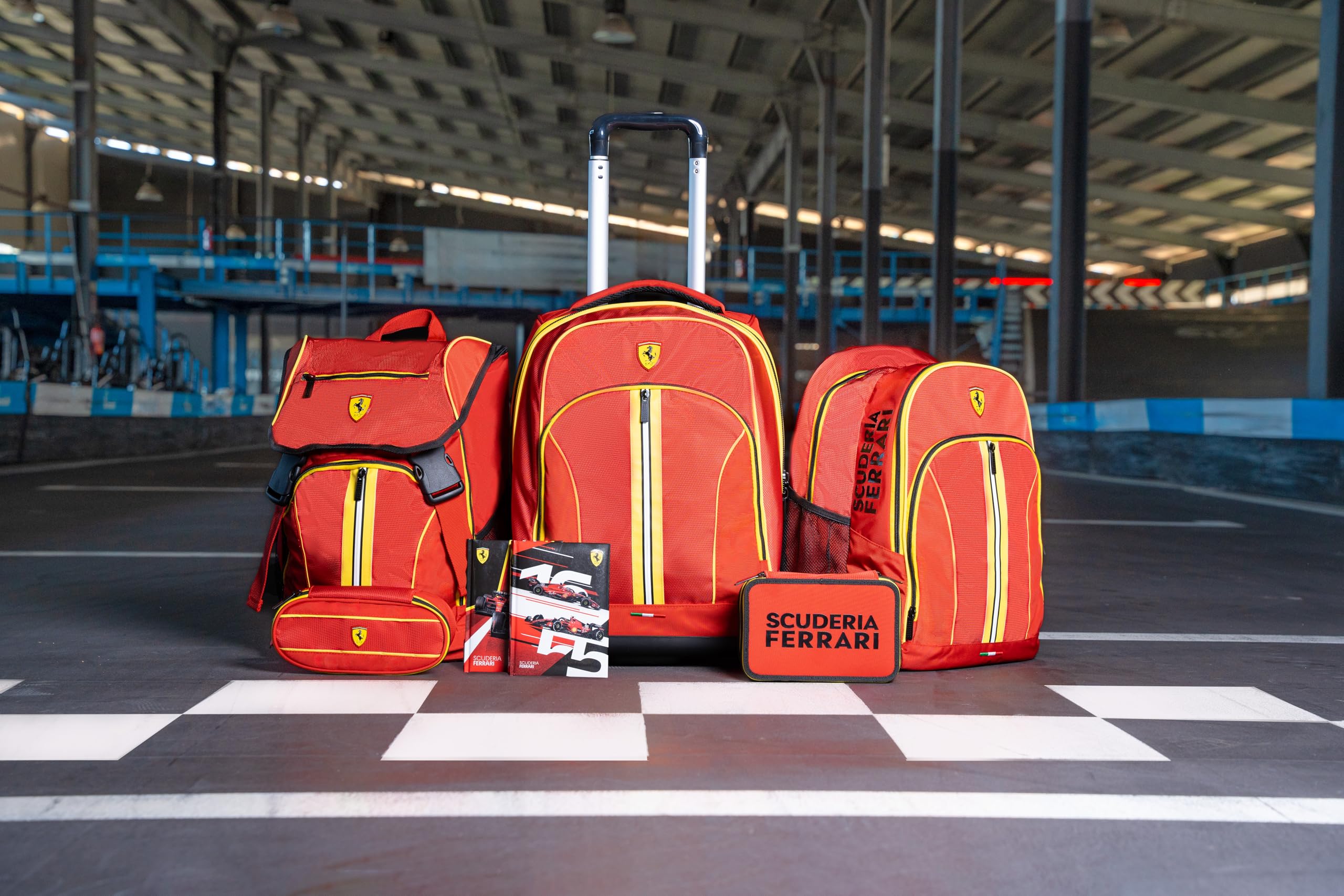 FERRARI KIDS - Sacca Coulisse Ufficiale Ferrari, Compatta e Versatile, Ideale per Palestra, Scuola, Viaggi, Portamerenda, Idea Regalo Bambini e Ragazzi, 35x42x2 cm, Rossa e Gialla