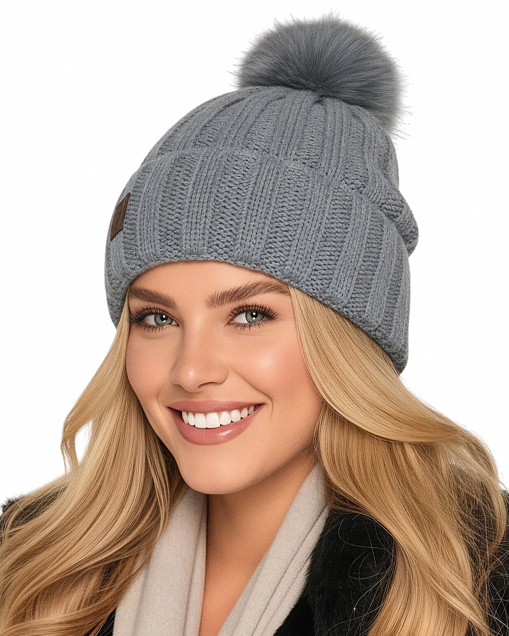 Baesics Strickmütze mit Bommel für Damen & Herren – warme Unisex Wintermütze mit Fleecefutter & Kunstfell Pompon One Size – Beanie Stil