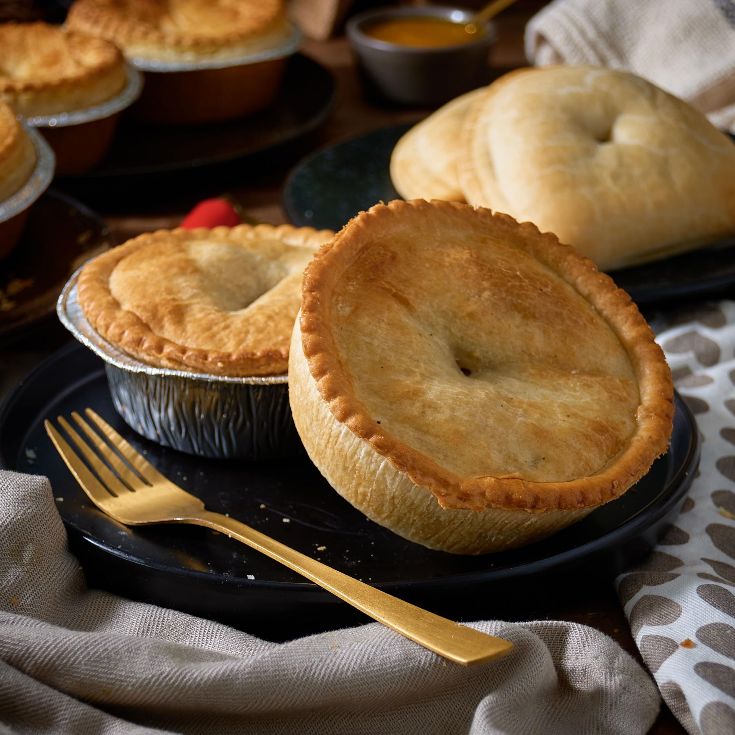 Greenhalgh's Potato and Meat Pies - Box of 4 Potato and Meat Pies - Delicious and Freshly Baked for Our Loyal Customers - Reliable and Award-Winning Family-Owned Craft Bakery for Over 60 Years