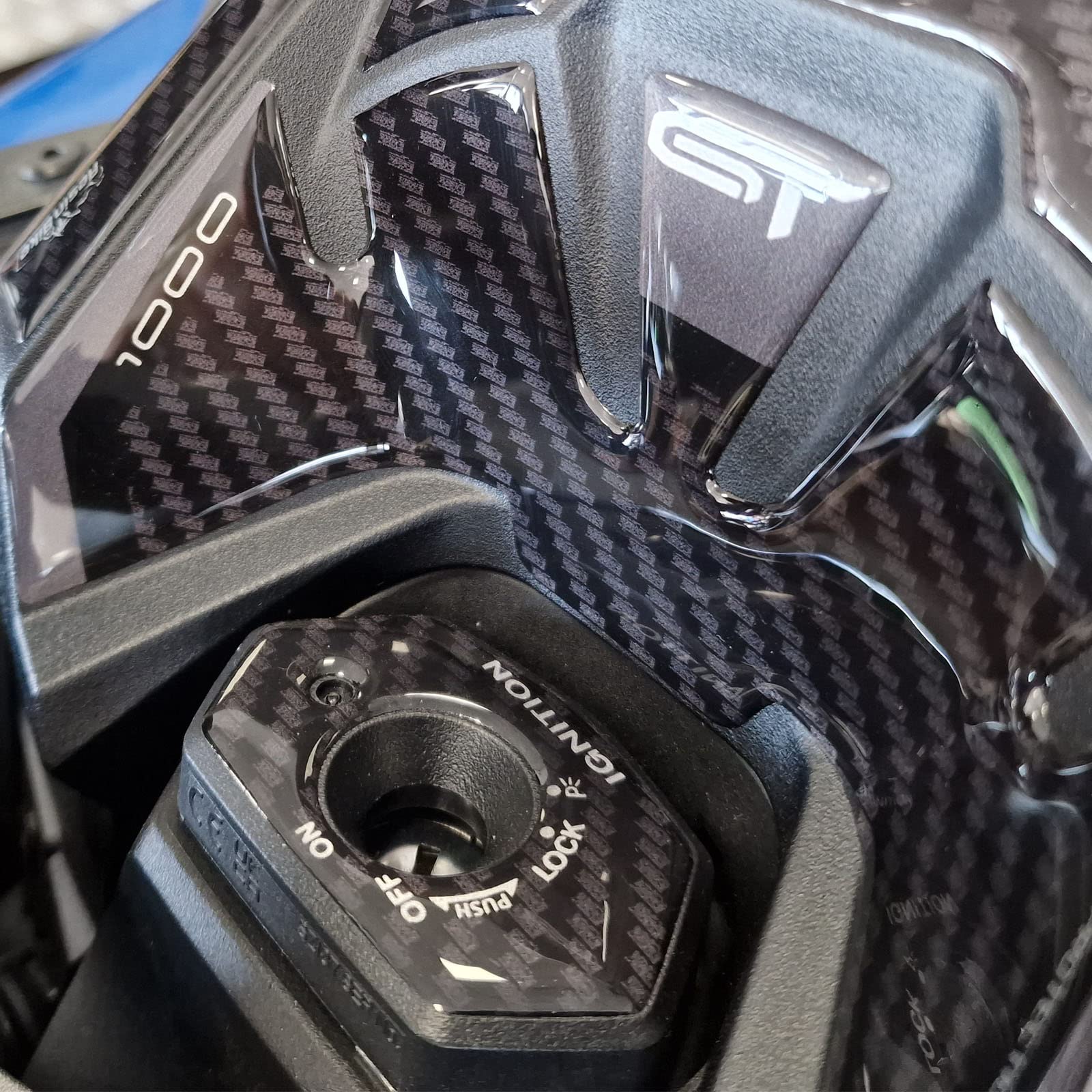 Resin Bike naklejki moto kompatybilne z Suzuki GSX S 1000 GT 2022. Ochrona strefy klucza motocykla przed uderzeniami i zadrapaniami. Naklejka 3D Żywiczna Made in Italy - Efekt karbonu