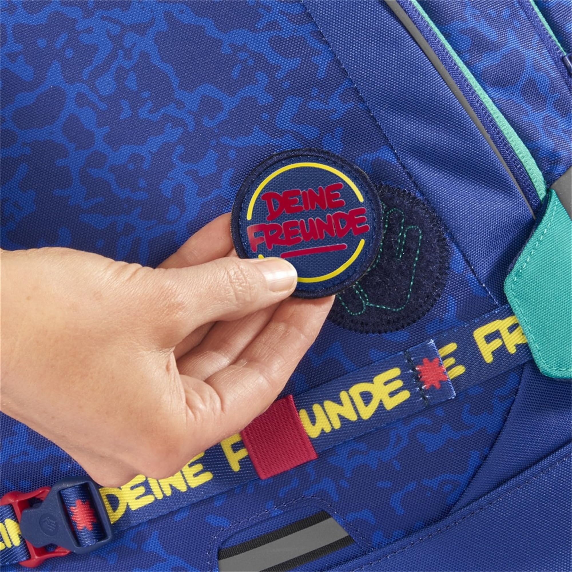 coocazoo Schulrucksack Mate „Deine Freunde, Brudi“ blau/rot/türkis, ergonomischer Tornister, höhenverstellbar mit Brustgurt und Hüftgurt für Jungen und Mädchen ab der 5. Klasse, 30 Liter