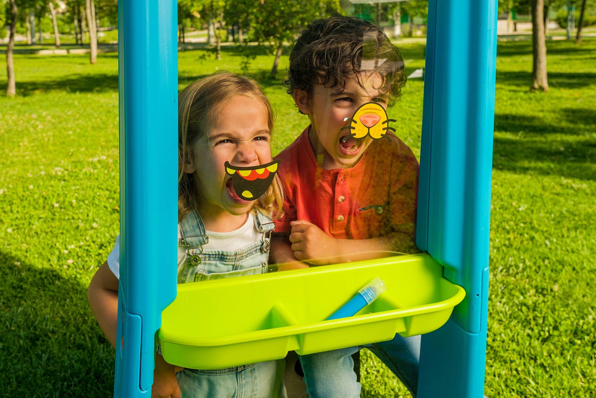 Feber - Art & Fun Board, ardoise transparente en forme de chevalet, pour peindre, jouer, 4 marqueurs de couleur inclus, autocollants, clips pour papier, pour enfants à partir de 3 ans