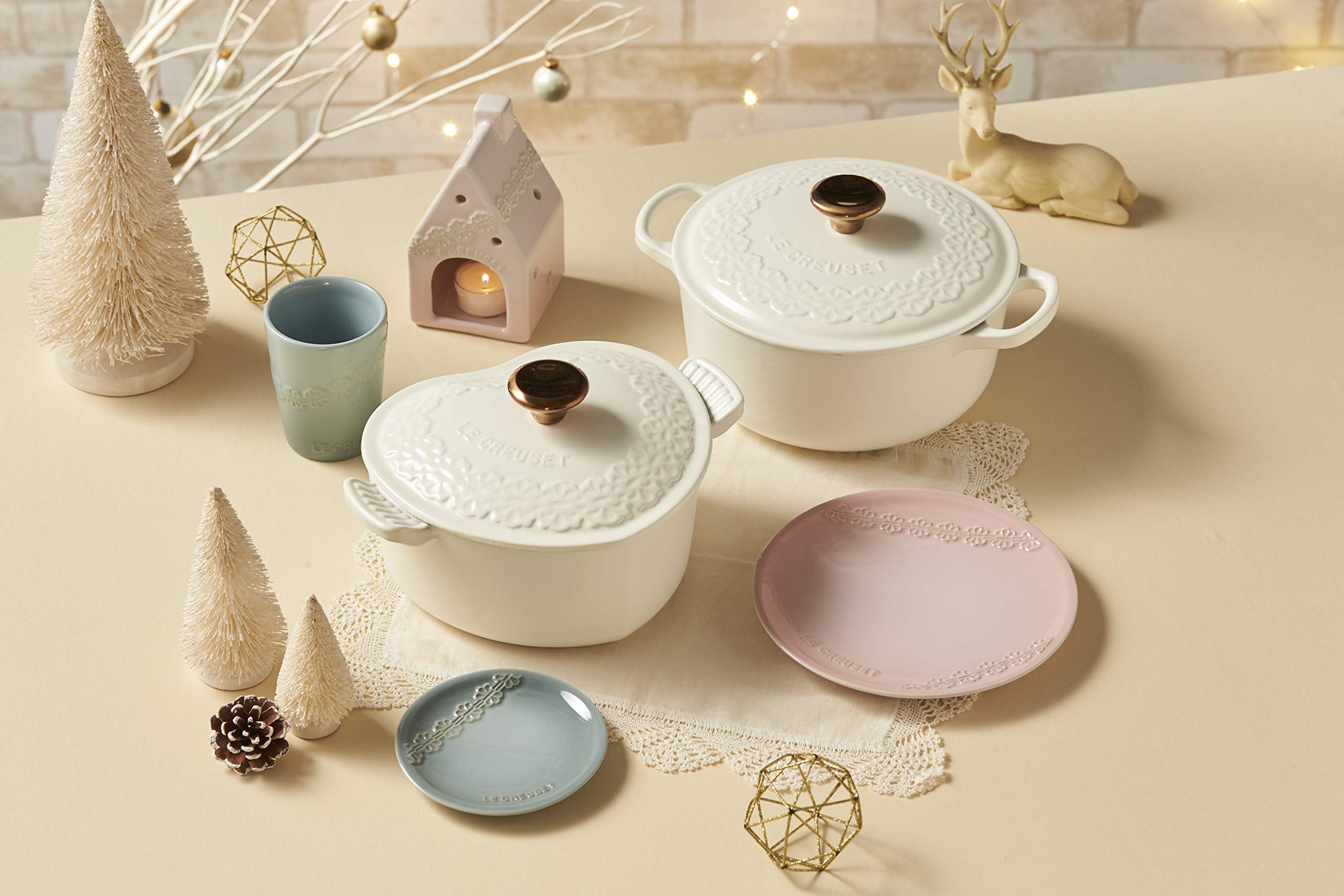ル・クルーゼ　ハウス　キャンドルスタンド　レース　シーソルト＆メレンゲ＆ピンク Amazon｜ハウスキャンドルスタンド・レースレリーフ シェル