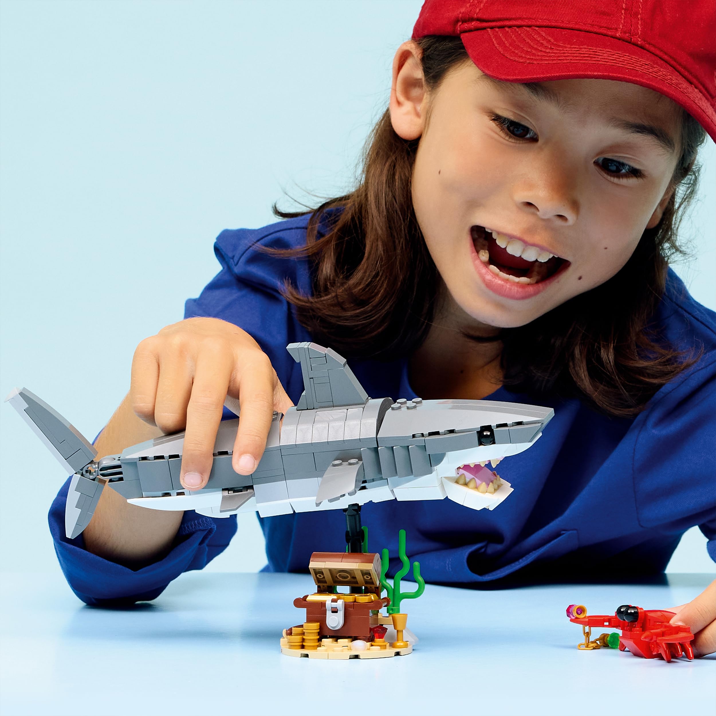 LEGO Creator 3 in 1 Squalo con Scrigno del Tesoro Giocattolo - Animale Marino Trasformabile in Rana Pescatrice o Manta - Decorazione Camera da Letto - Regalo per Bambini e Bambine da 8 Anni - 31381