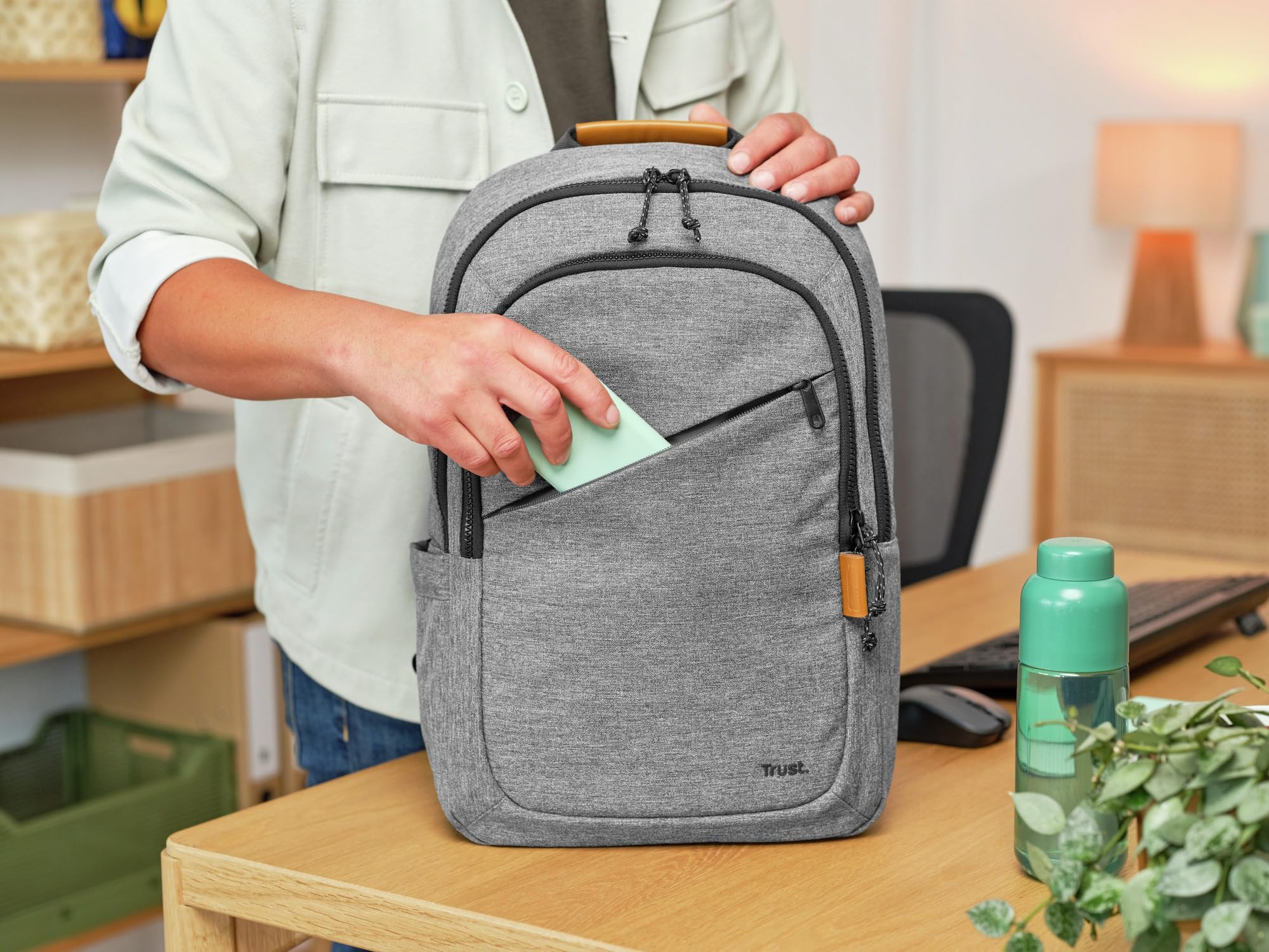 Trust Avana Sac à Dos pour Ordinateur Portable 16 Pouces, Sac a Dos Voyage 20 Litres à Partir de Plastique Recyclé, Backpack pour Femme Homme PC Loisir Collège Affaire Travail - Gris