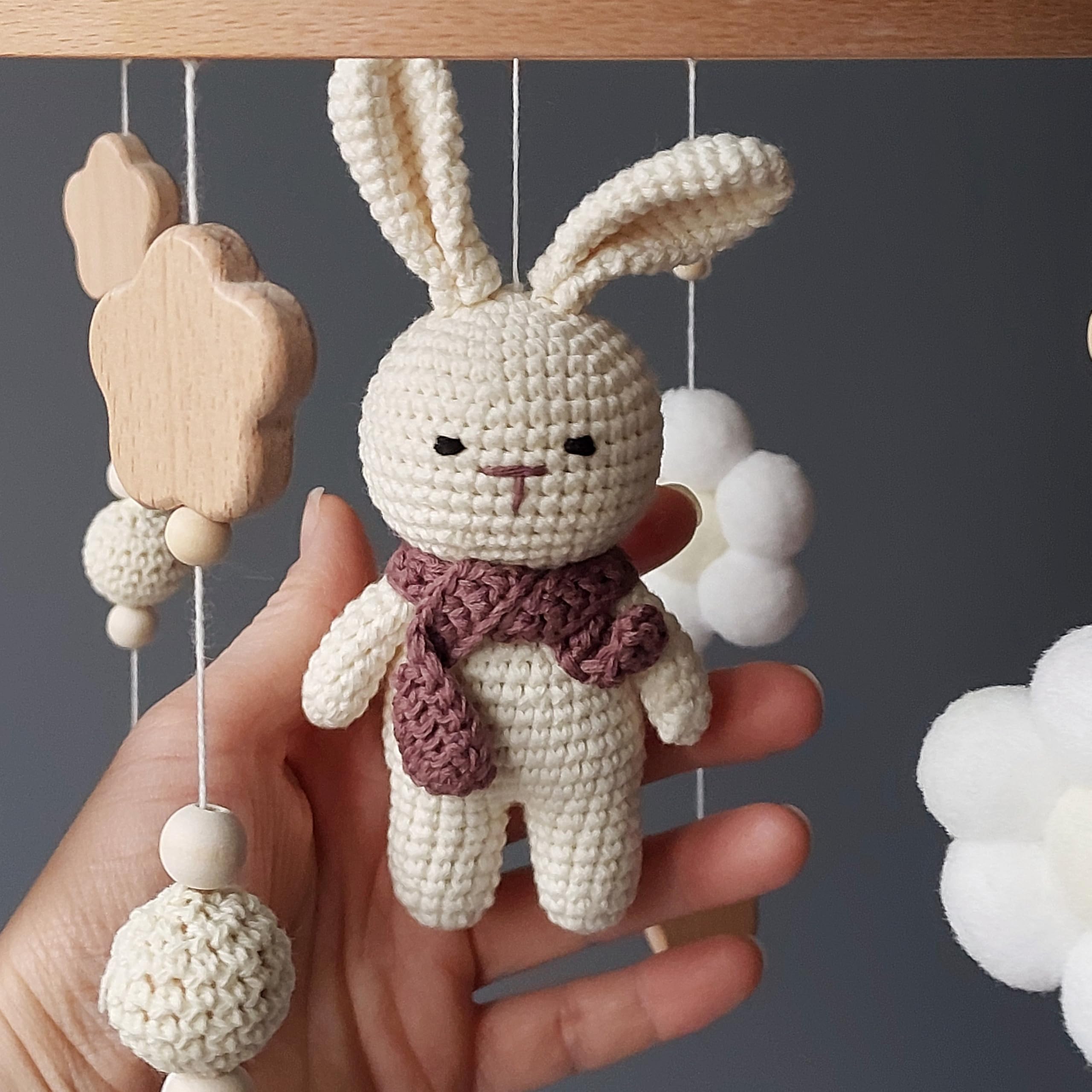 Gehäkeltes Baby Mobile Hase – Mädchen Krippen Deko aus Holz, Crochet Bunny Babybett-Anhänger, Neutraler Waldtier Nursery Schmuck – Handgemachtes Geschenk zur Babyparty