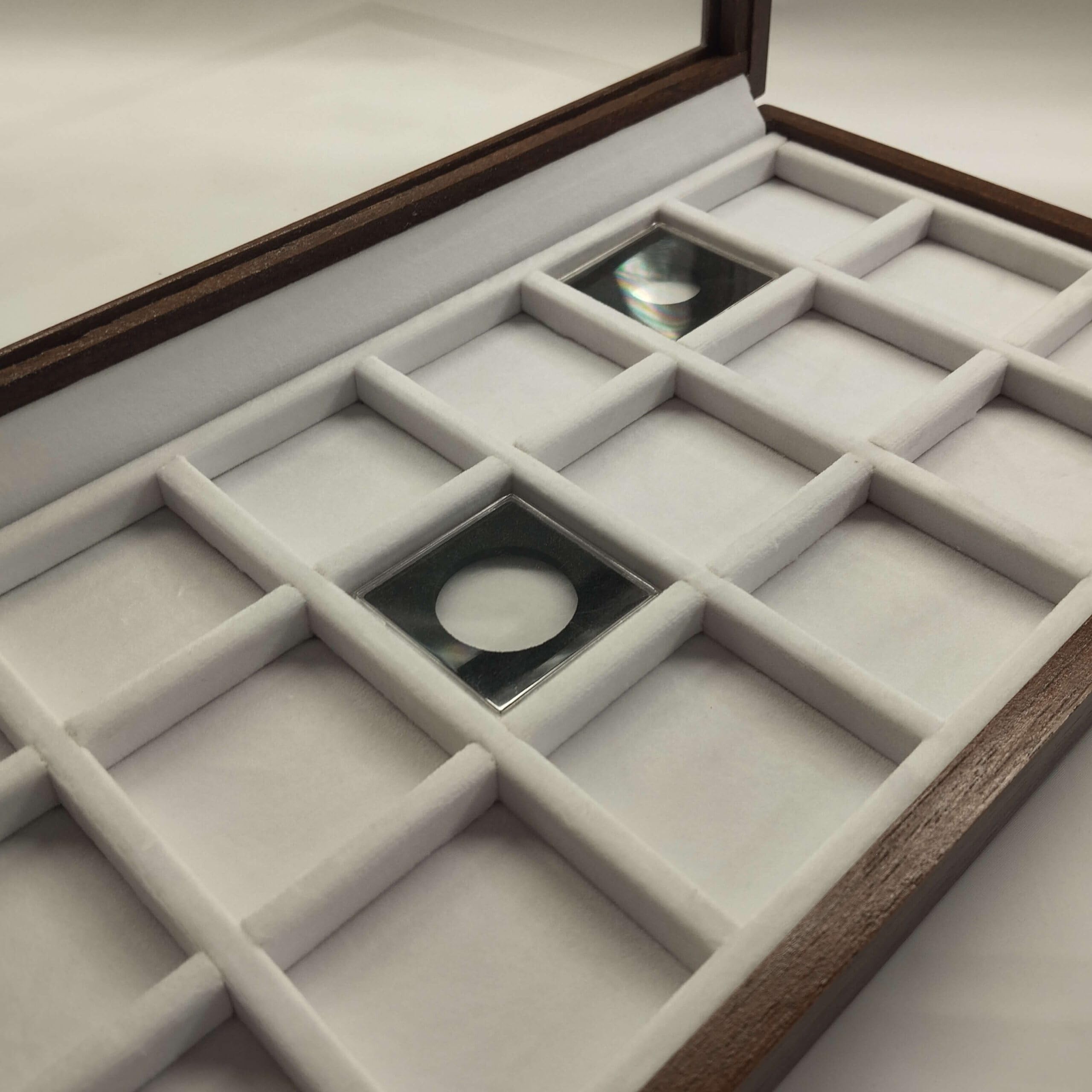 Caja para monedas y medallas de madera con tapa de cristal – 18 compartimentos en terciopelo – monetario artesanal hecho a mano – coleccionistas y numismática