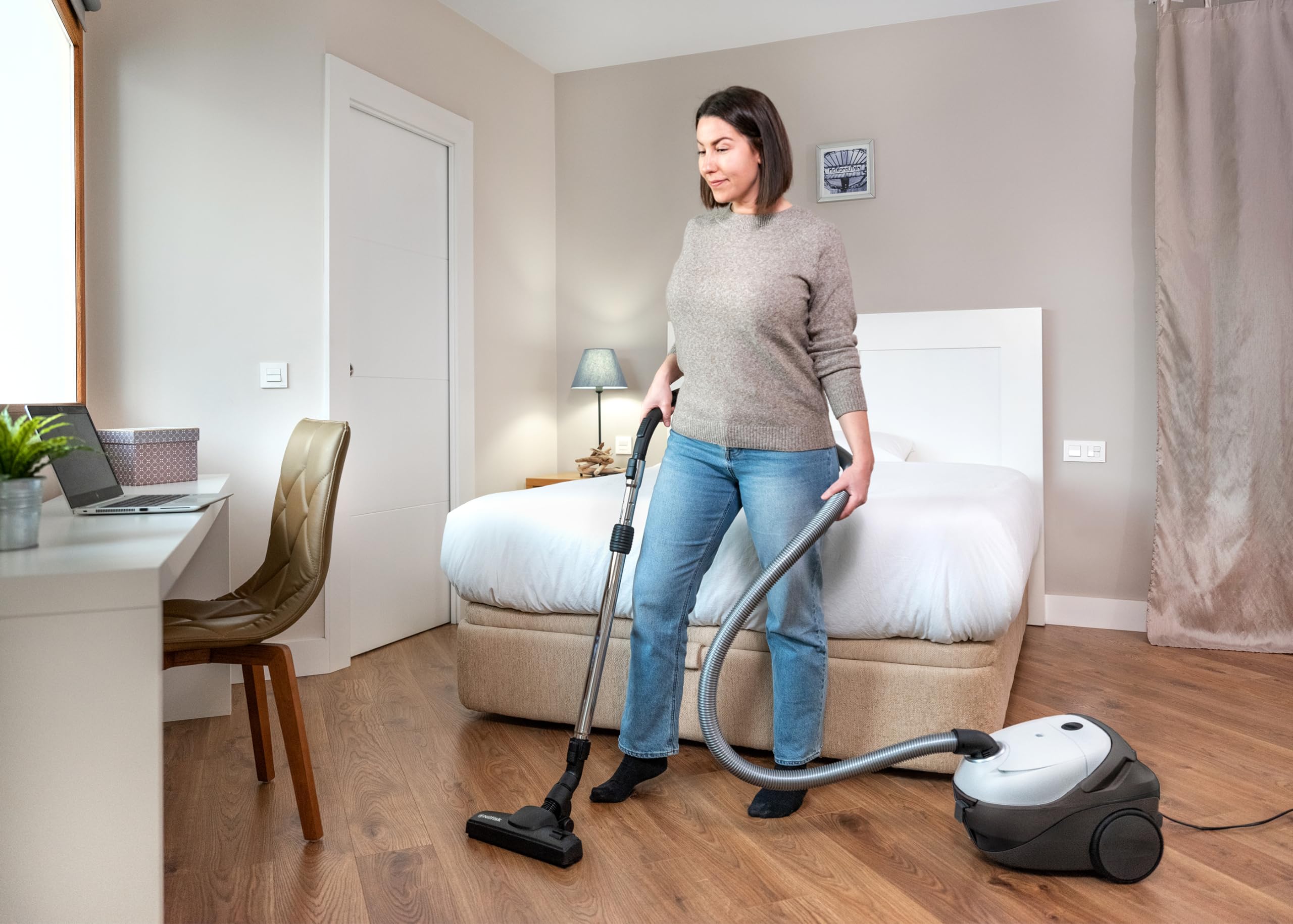 Nilfisk One Aspirateur pour Sols et Tapis avec Filtre EPA - Aspirateur Traîneau Puissant, Compact et Léger - Blanc, 3L, 750W (WB10P05A-HB15)