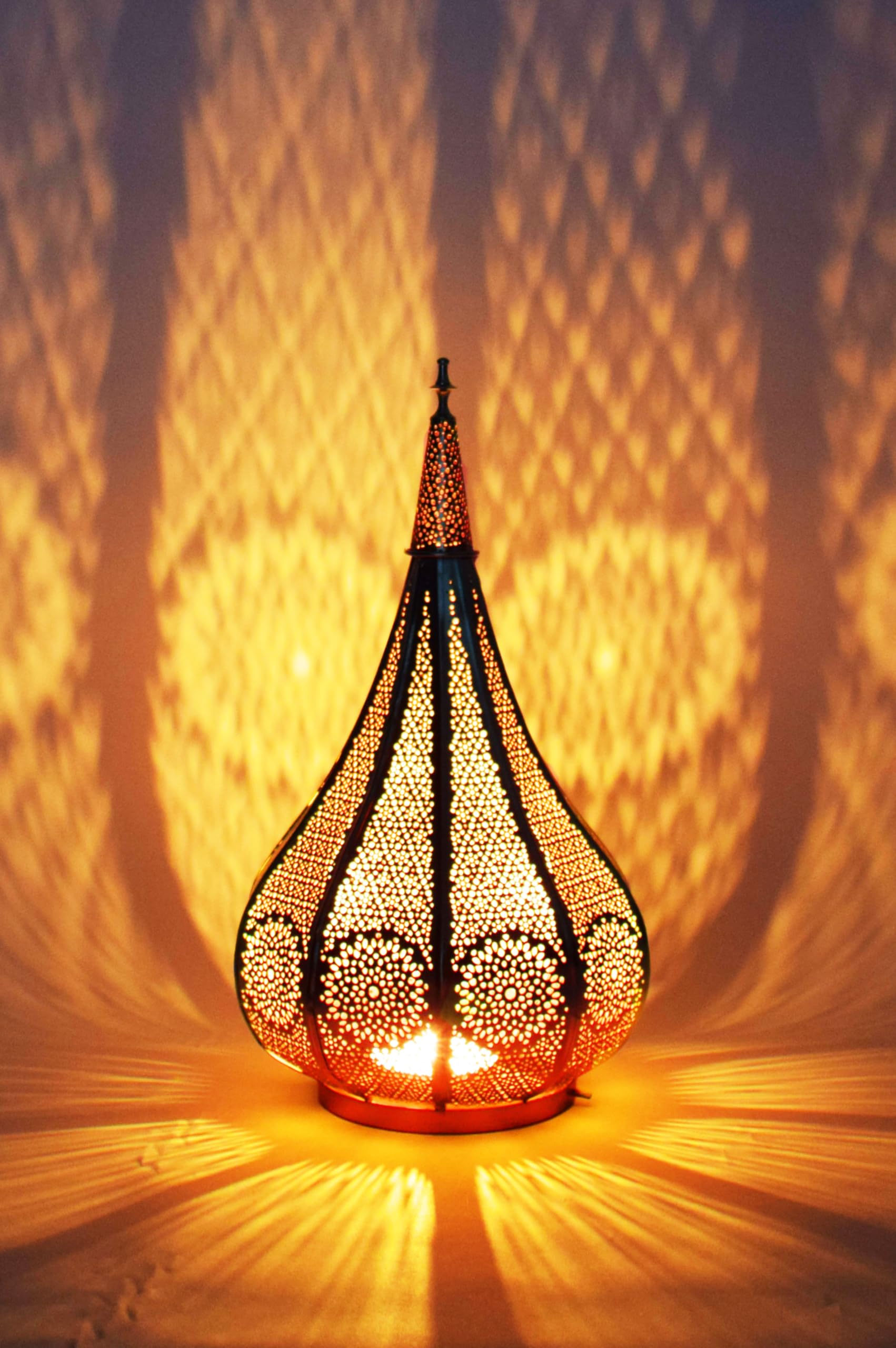Farol portavelas Oriental de Metal - Candelabro para el jardín - Decorativo para la Mesa - Ezana Dorado 36cm - transmite Buen Ambiente - Pasa un Buen rato en el jardín