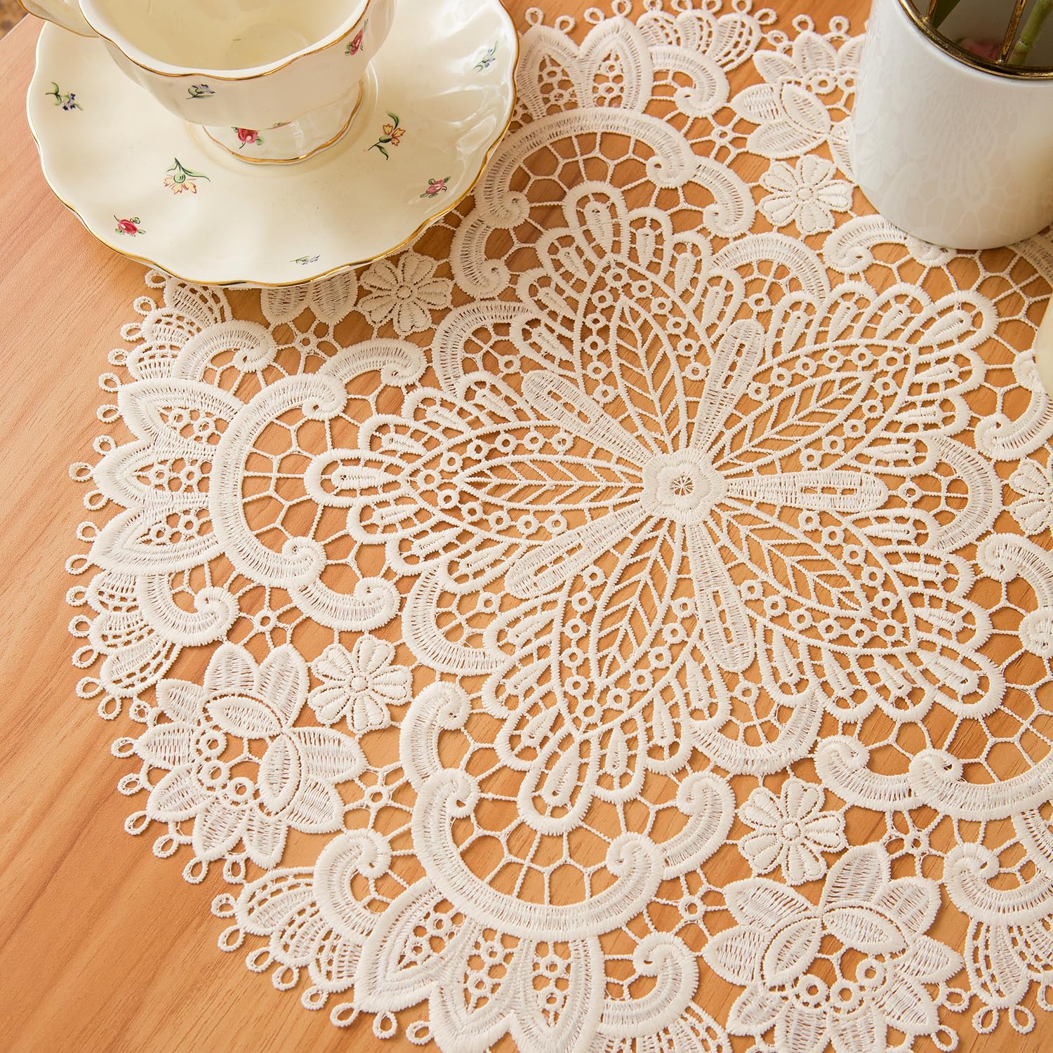 Amazon｜ダイニングテーブル用ラウンドレースプレースマット2枚セット  