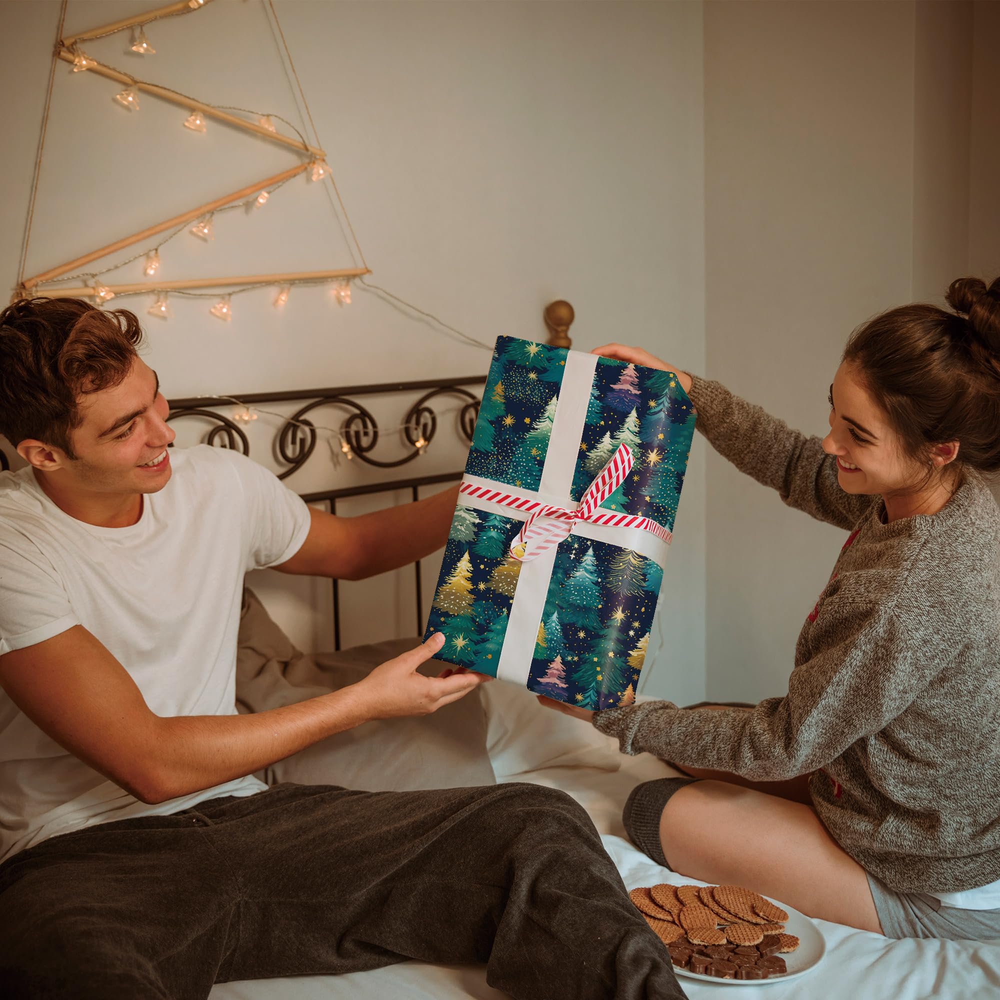 SaringSwoon Papel de regalo de árbol de Navidad para niños y adultos, papel de regalo de Navidad con cielo nocturno estrellado, diseños de árboles de Navidad y estrellas para vacaciones de invierno,