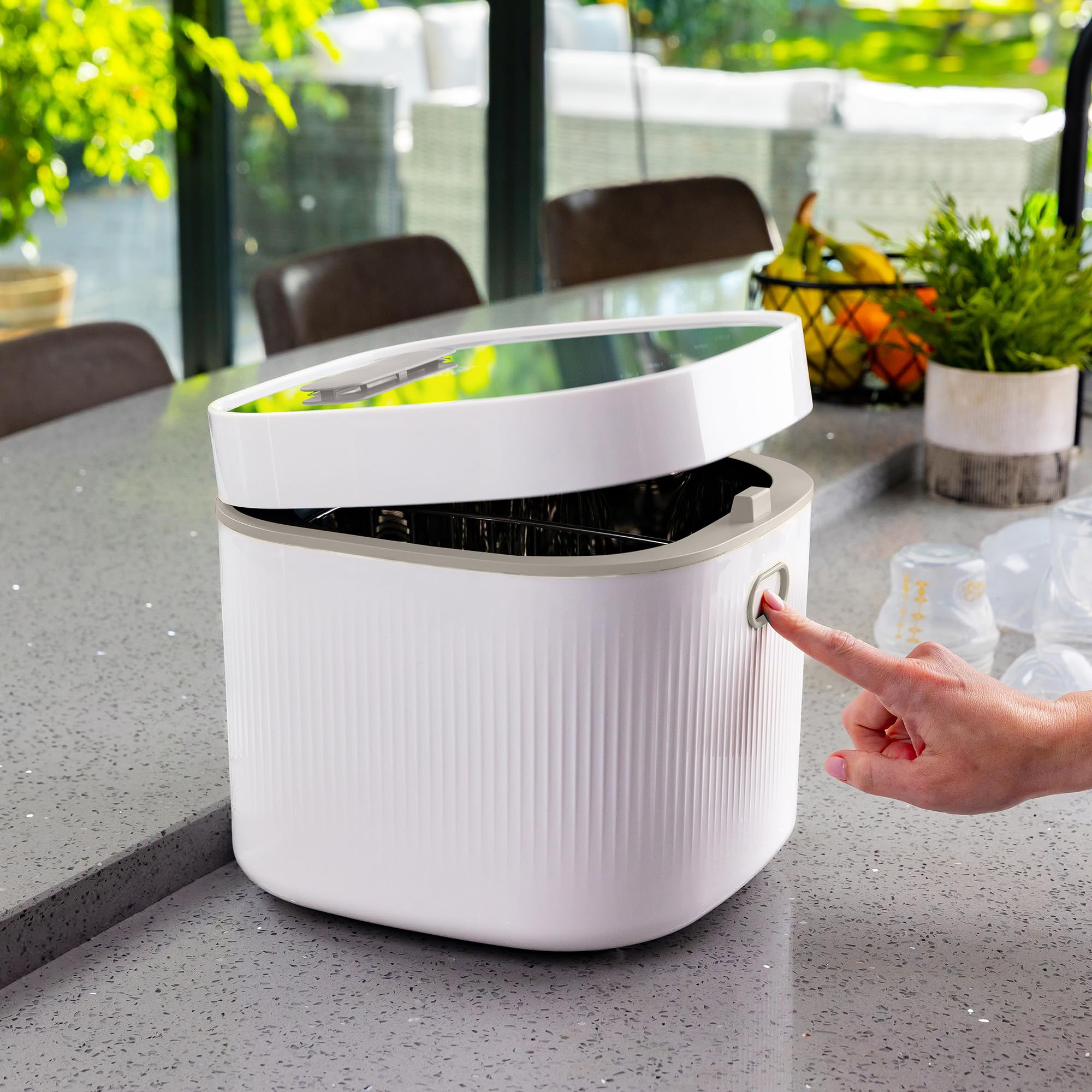 Vital Baby UV Babyflasche Sterilisator & Trockner Elektrischer Sterilisator für Flaschen, Milchpumpen, Schnuller & Zubehör Kein Wasser, Dampf oder Chemikalien - 5 Minuten Schnellzyklus, tötet 99,99%