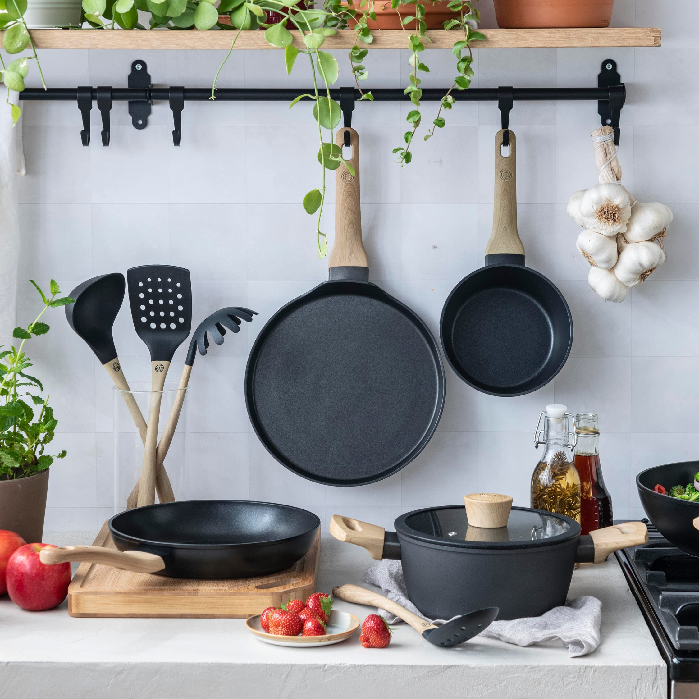 MasterChef Casseruola Antiaderente 20 cm, Pentola Induzione per Pasta, Agnelli, Polenta e altro, Crock Pot Alluminio con Manici Per Pentole in Legno, Antigraffio, Lavabile in Lavastoviglie, Nera
