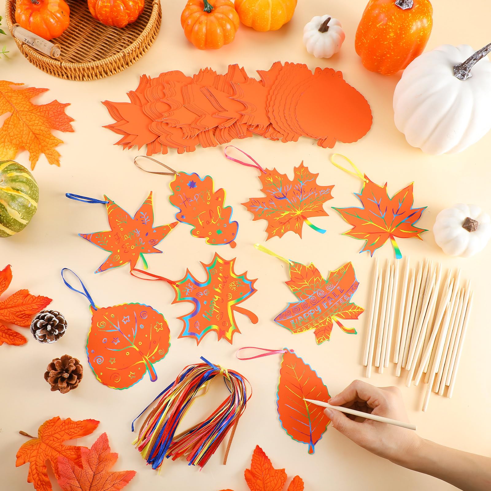 Frienda 80 Sets Herbst-Kratzblätter, bunte Farbe, Ahornblätter, Kunst, Thanksgiving, Herbst-Ornamente für Klassenzimmer-Aktivitäten, Partygeschenke, 8 Designs