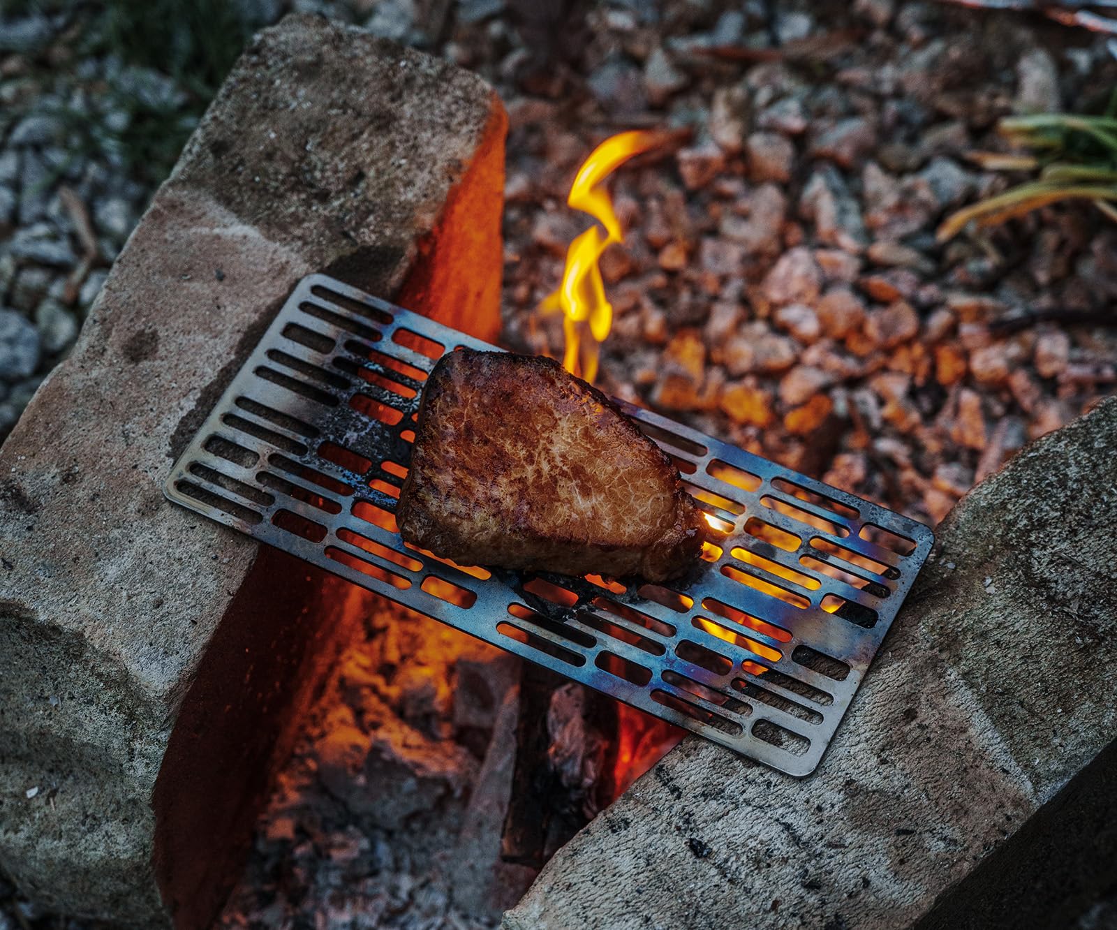 iBasingo Zewnętrzny tytanowy ruszt do grilla, mini grill na węgiel drzewny, płyta kempingowa, stojak na garnki, pieczenie, chłodzenie, grill, obóz, siatka druciana i wiszący łańcuch do ogrodu,