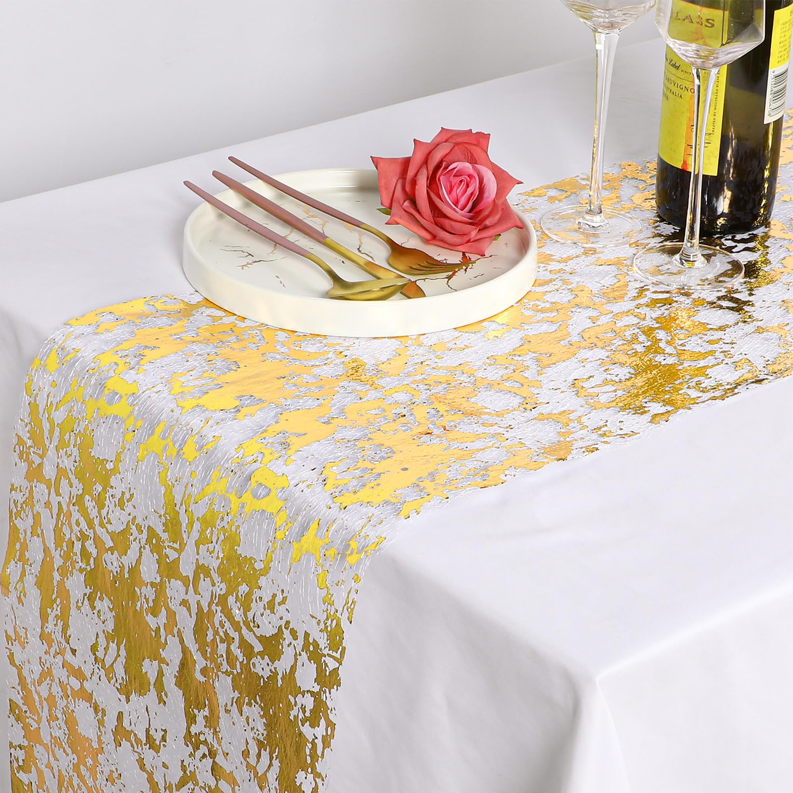 Newwiee 24 caminos de mesa metálicos delgados de 11 x 79 pulgadas, tela de malla con purpurina, manteles rectangulares de mesa de comedor, decoración para boda y cumpleaños (dorado)