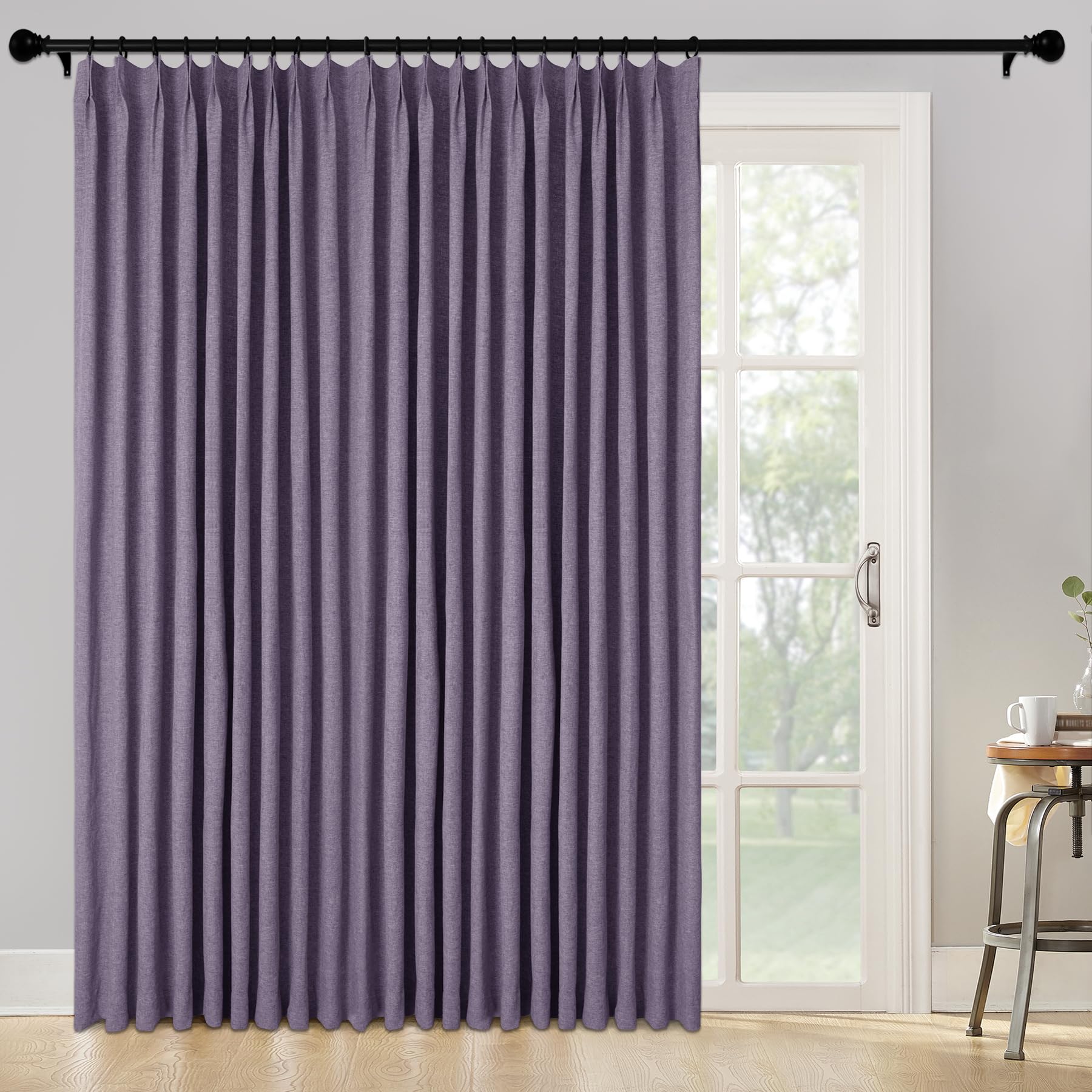 Cortinas opacas violetas para crear un ambiente de cine en casa en el dormitorio o salón