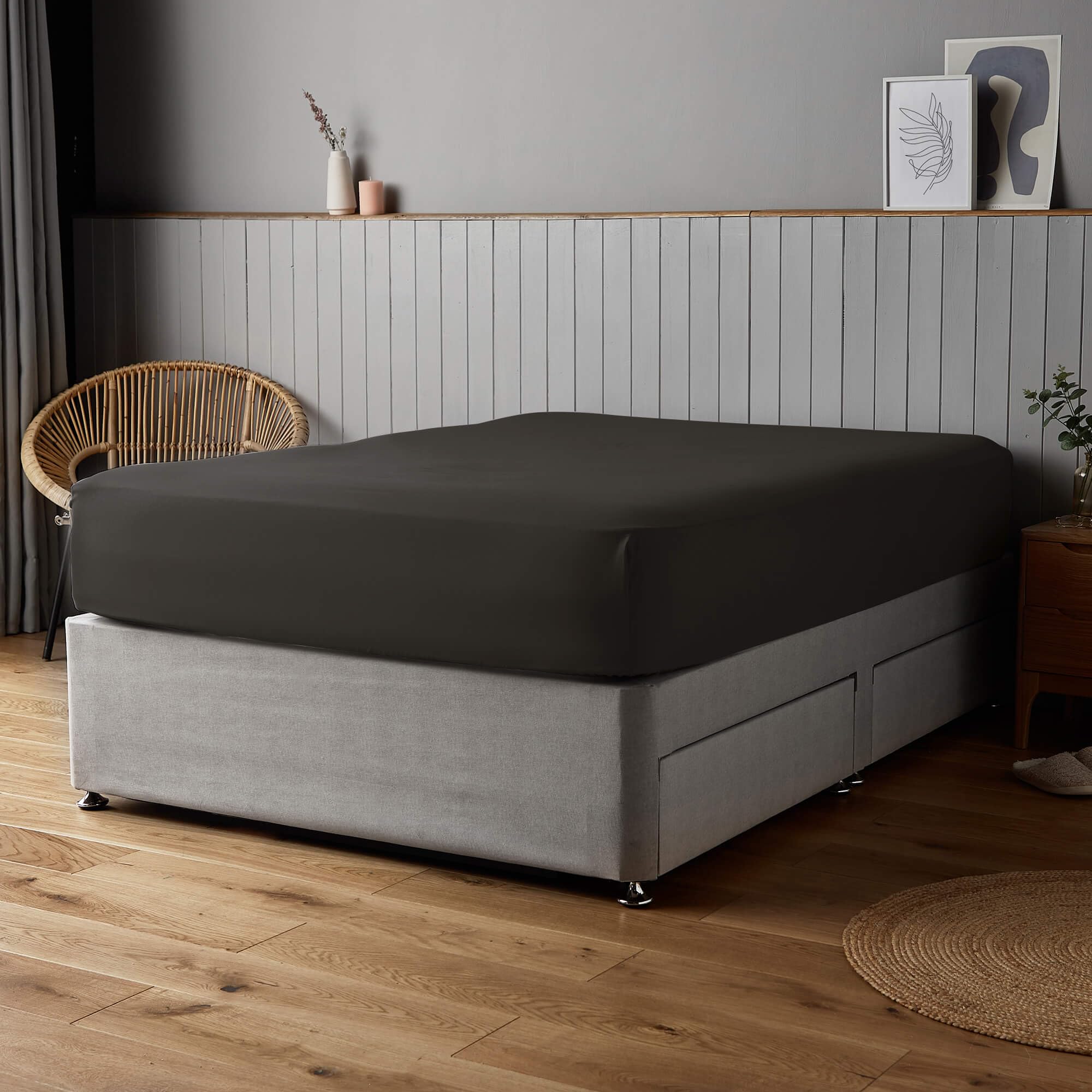 Silentnight Supersoft Natural Fitted Sheet - Cosy & Comfortable Delicate Touch - Luxurious Easy Care Microfibre with Elasticated Corners - Stylish & Modern Mattress Fitted Sheet, Black, King — image 1