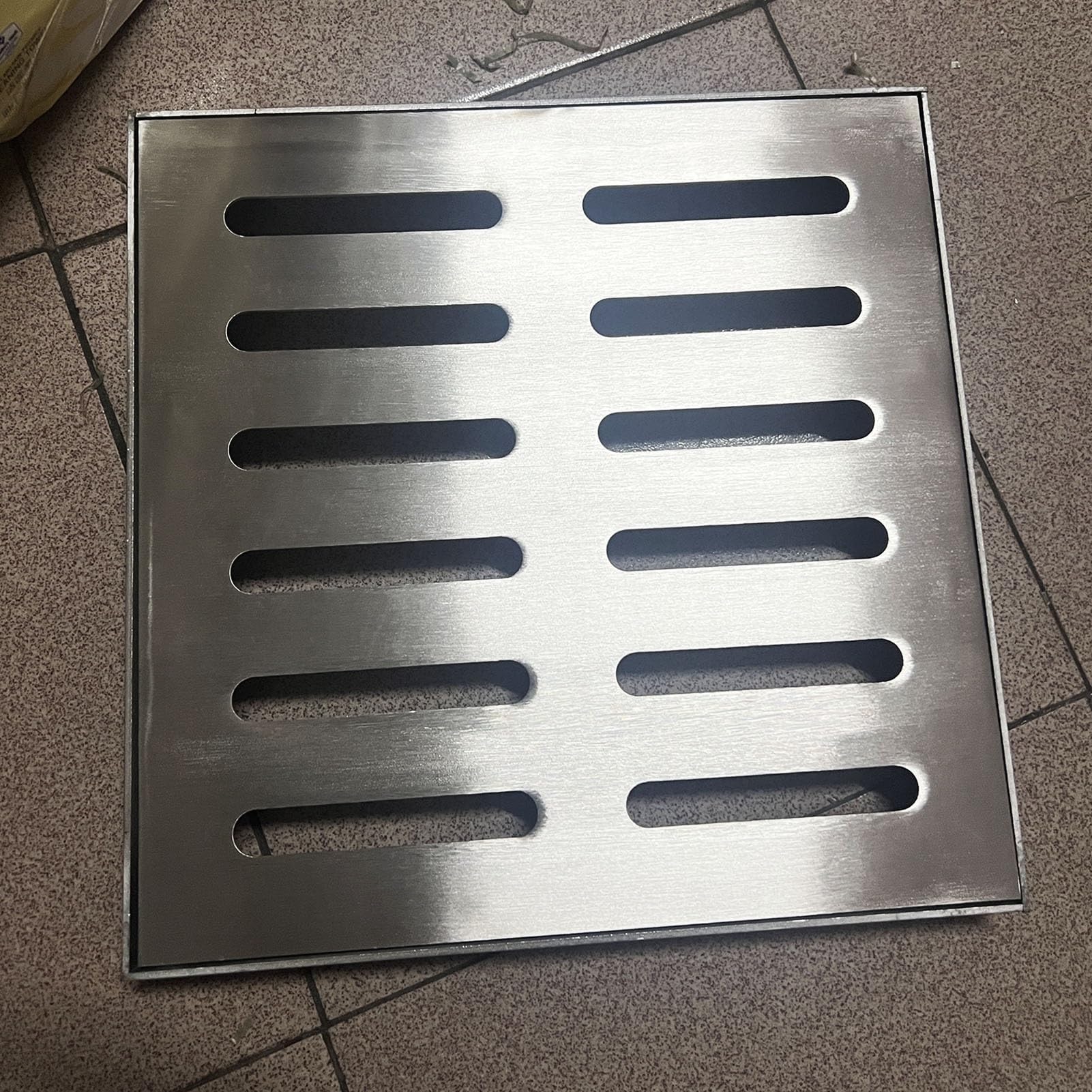 Quadratische Abflussabdeckung für Innenhöfe - Schnellentwässerungsbasis mit anpassbarem Schmutzblocker